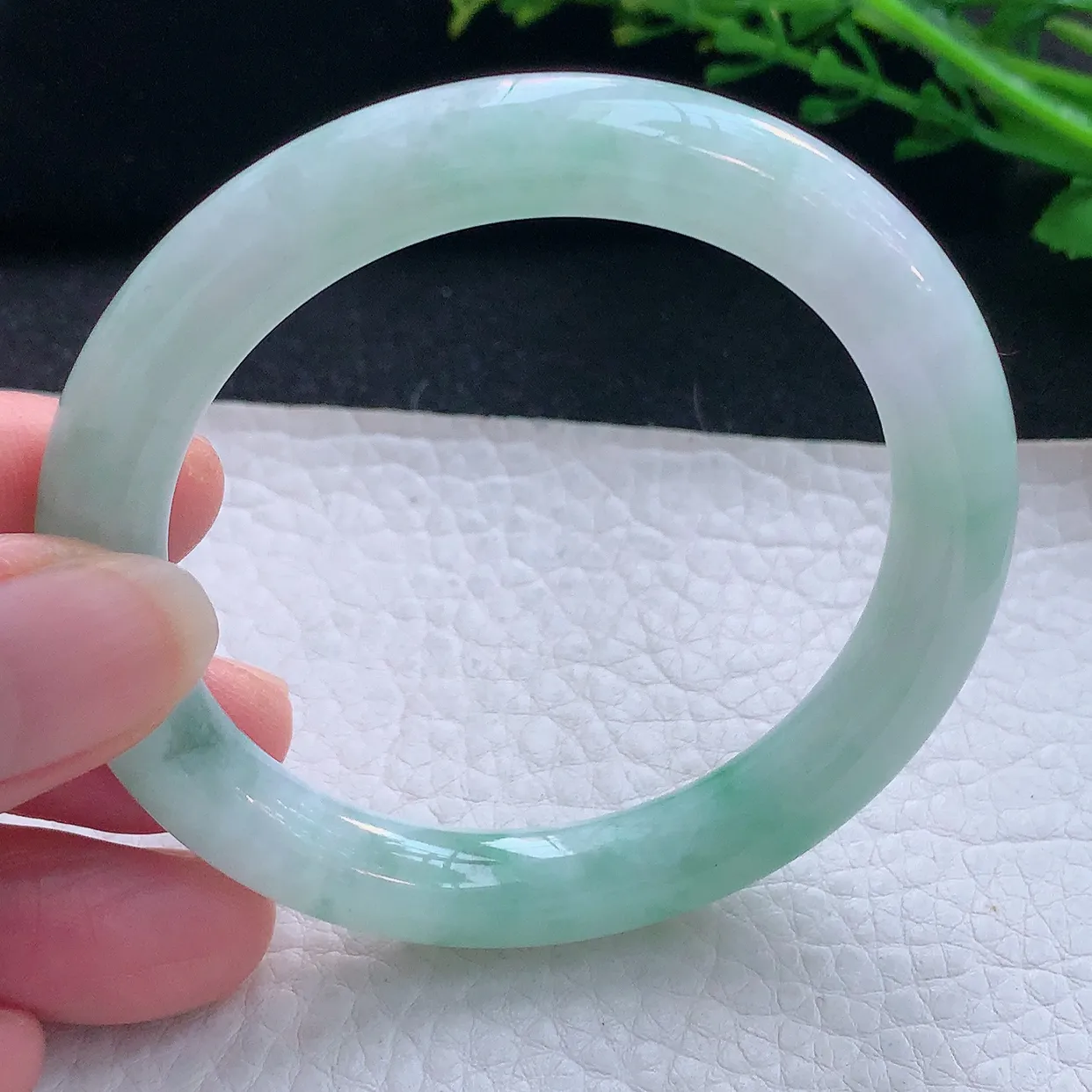 n小圈口52*8.5叮当镯 翡翠a货玉手镯精美飘花圆条玉手环 美人镯