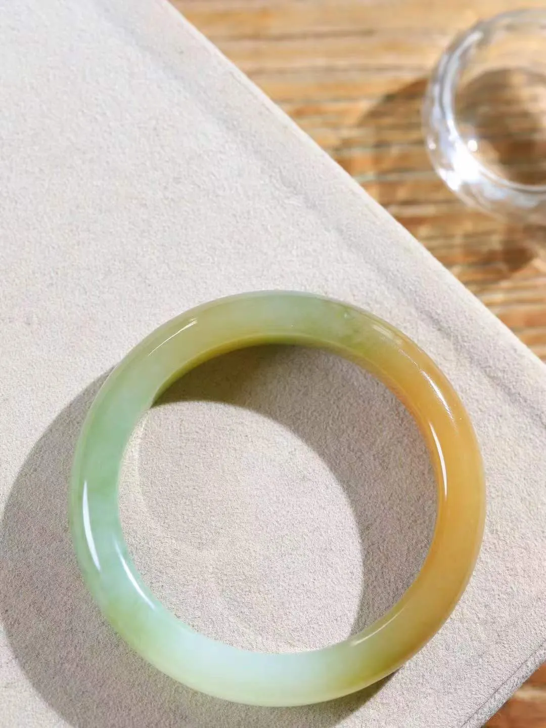 （柔情似水.手镯）

精品和田玉三色手镯，玉质温润细腻，镯型饱满圆润，优雅知性，姽婳于幽静兮，又婆娑乎人间，经典款型，古朴典雅。极具灵性，腕间风情，风姿卓越。 重46.5克    内径52.5mm 尺寸12-8.3mm   781201841T