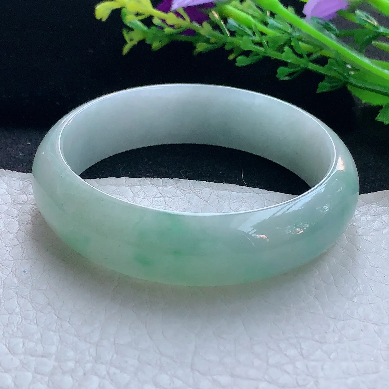 js自然光55*15.6*6.8轮胎镯 翡翠a货玉手镯精美半山水宽边玉手环