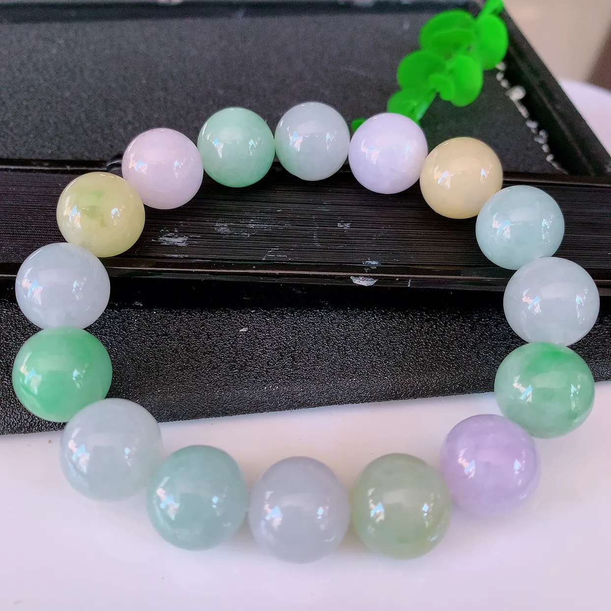 自然光实拍，大颗冰润多宝翡翠手链，多彩翡翠手串，颜色丰富，料子细腻，高档大气，自戴送礼佳品！#46.16取一尺寸13.5mm