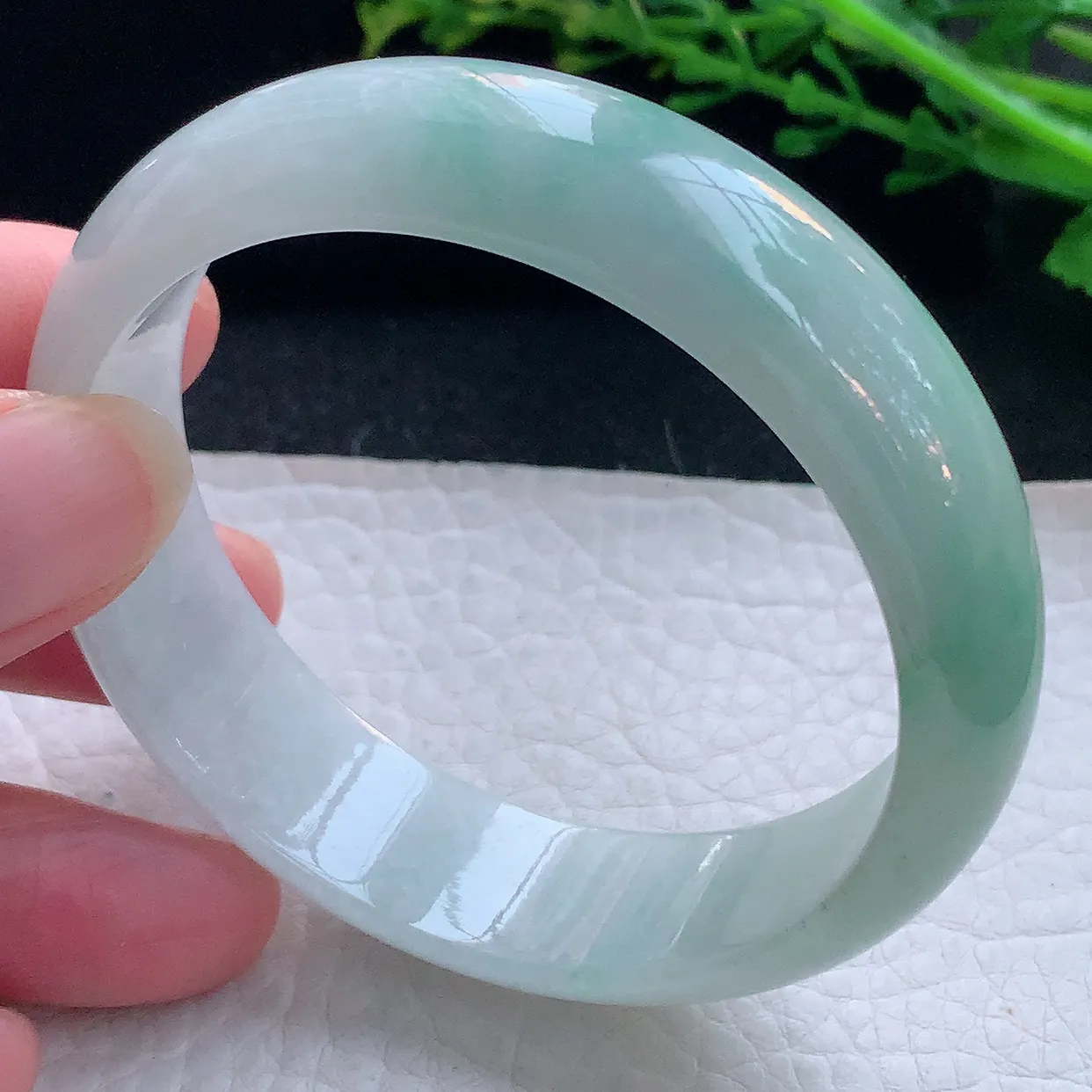 js自然光55*15.6*6.8轮胎镯 翡翠a货玉手镯精美半山水宽边玉手环