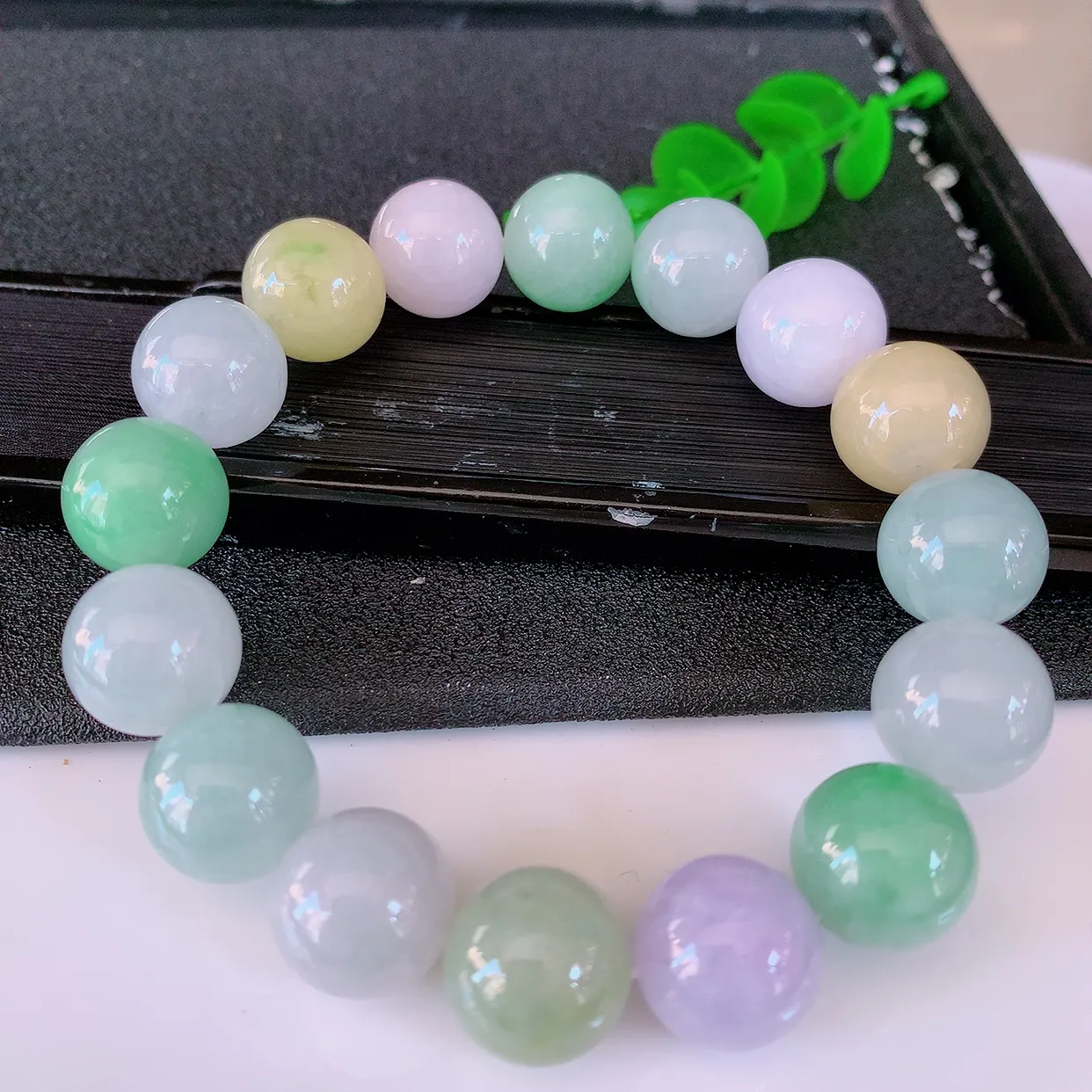 自然光实拍，大颗冰润多宝翡翠手链，多彩翡翠手串，颜色丰富，料子细腻，高档大气，自戴送礼佳品！#46.16取一尺寸13.5mm