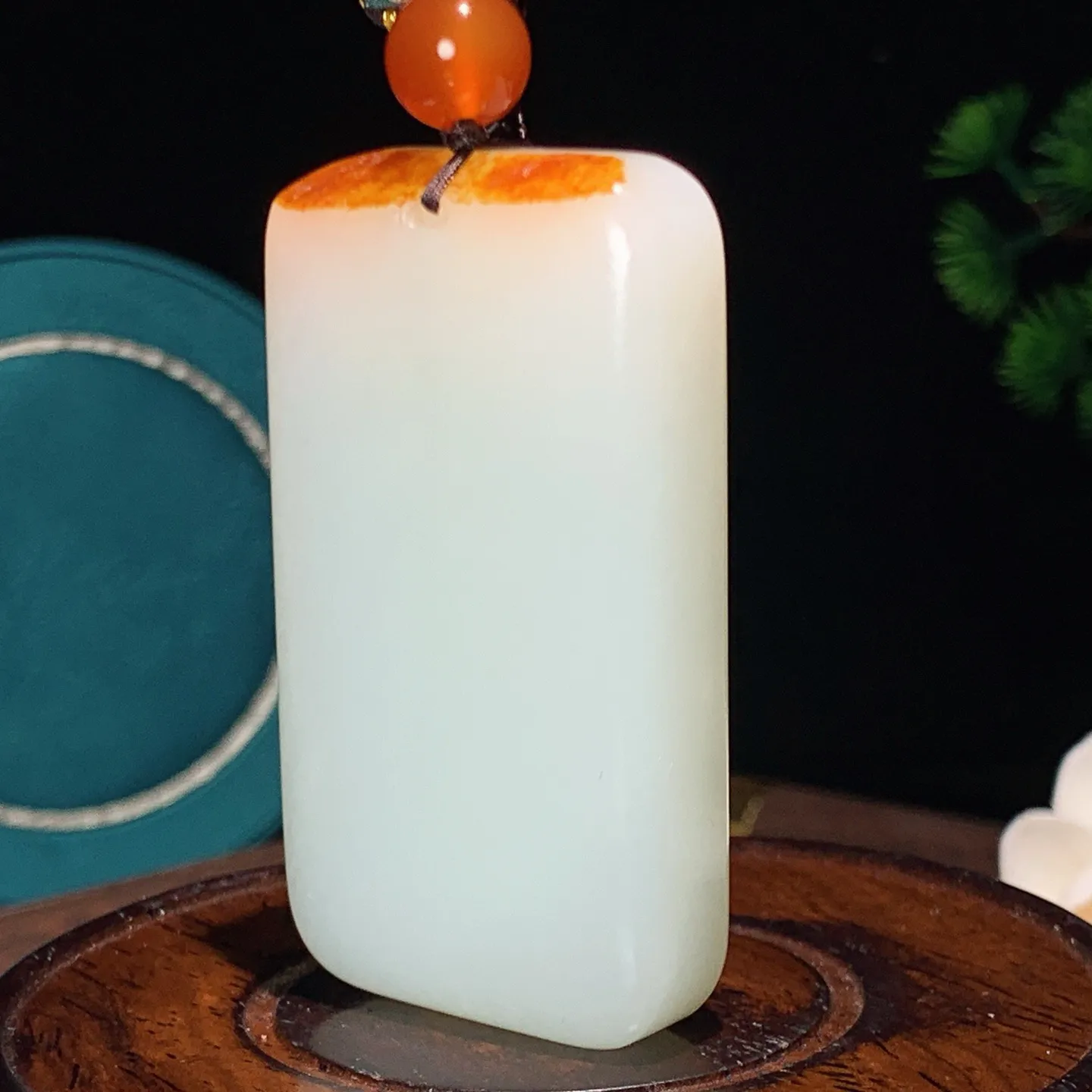 新疆和田玉油皮料平安无事牌挂件。尺寸63/36/15重91.3克。玉质细腻油润。手推出油。佩戴高端典