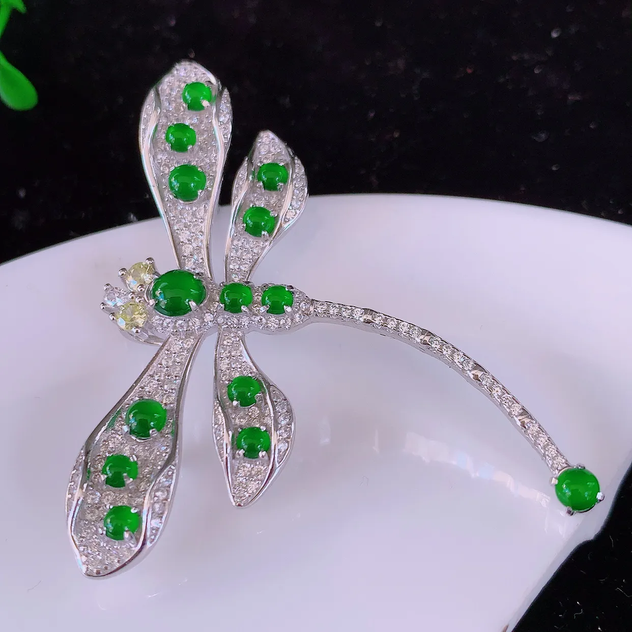 冰透满绿翡翠925银镶嵌蜻蜓胸针，自然光实拍，翠色灵动，颜色漂亮，种老水足，品相佳，佩戴佳品！#97.16整体45.5*50.8*9.5裸石4.5*4.2