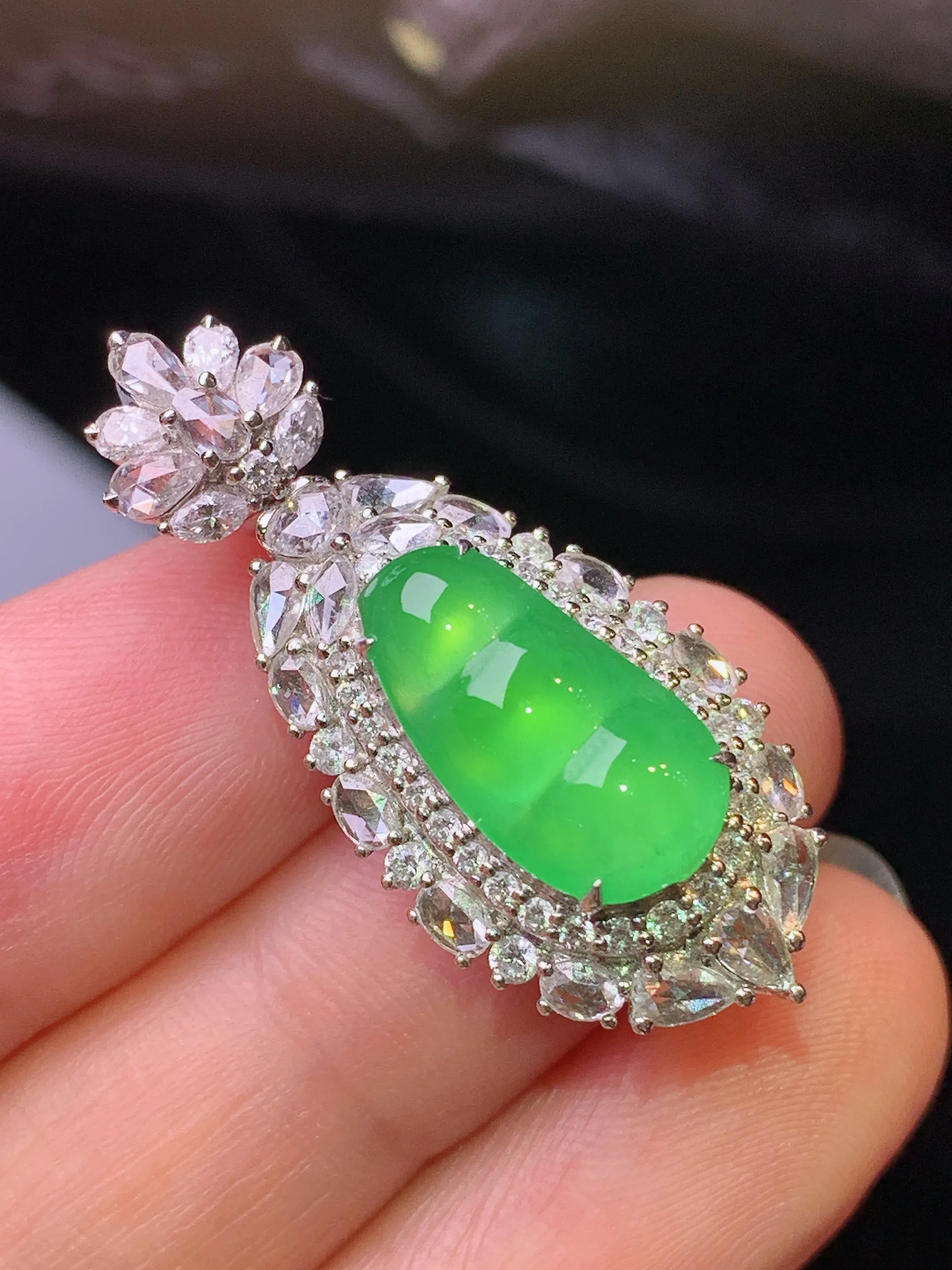 18k金钻镶嵌满绿四季豆吊坠 玉质细腻 色泽清新艳丽 整体尺寸33.8*15*11.8