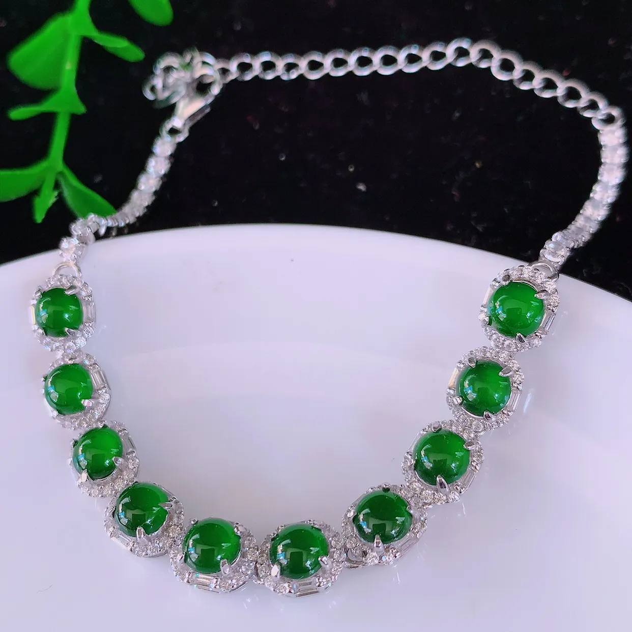 冰透满绿翡翠925银镶嵌手链，自然光实拍，翠色灵动，颜色漂亮，种老水足，品相佳，佩戴佳品！#97.1