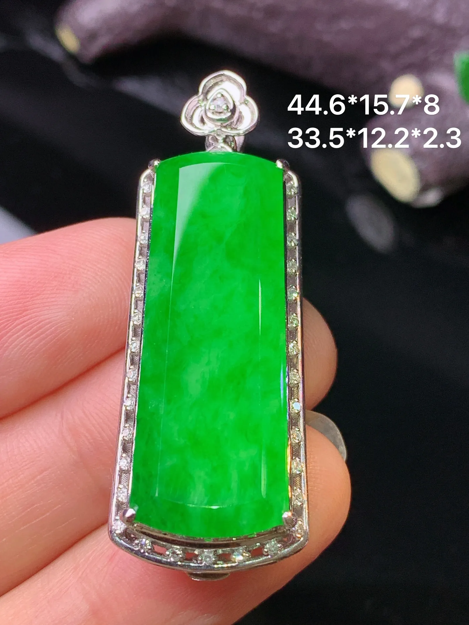 18k金钻镶嵌满绿无事牌吊坠 玉质细腻 色泽清新艳丽 整体尺寸44.6*15.7*8