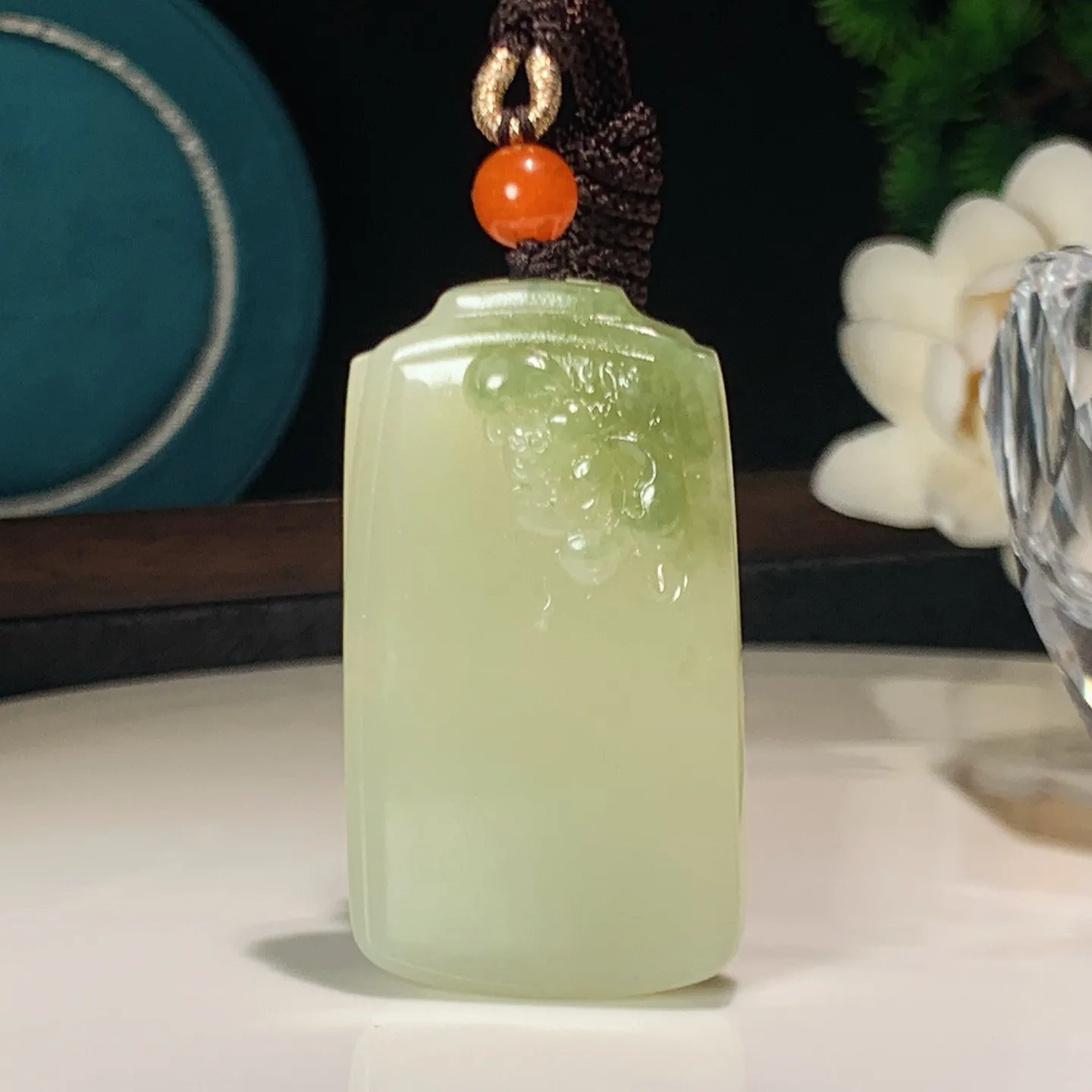 新疆和田玉蓝翠花开富贵平安无事牌挂件。尺寸49/27/9重31.5克。玉质细腻油润。手推出油。品相大