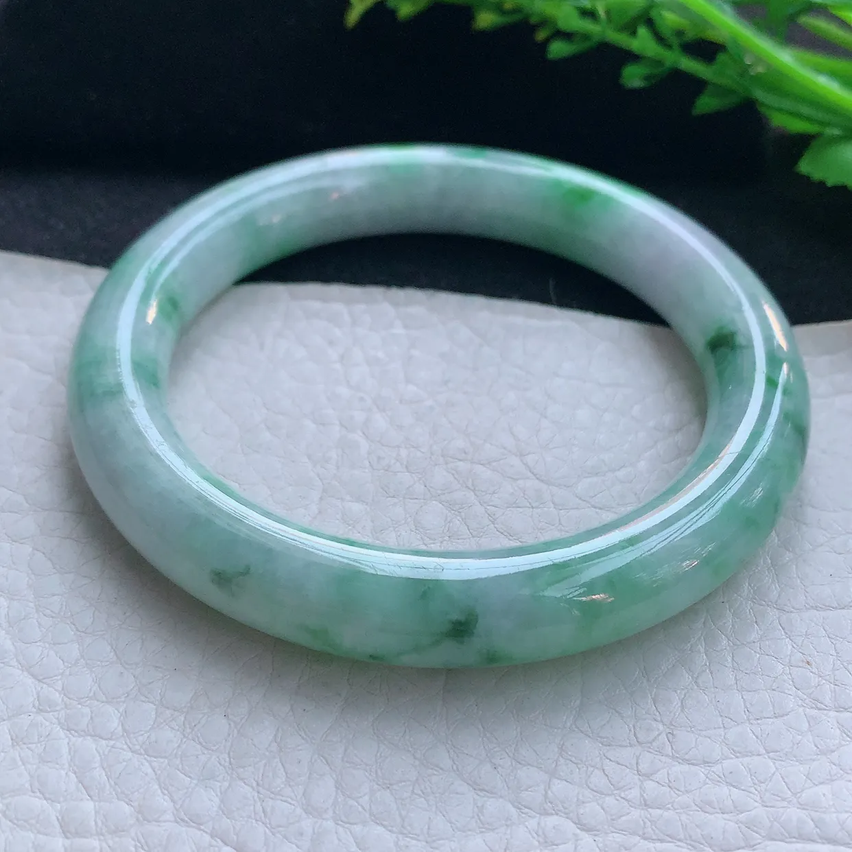 n大圈口60*10.9美人镯 翡翠a货玉手镯精美春带彩圆条玉手环