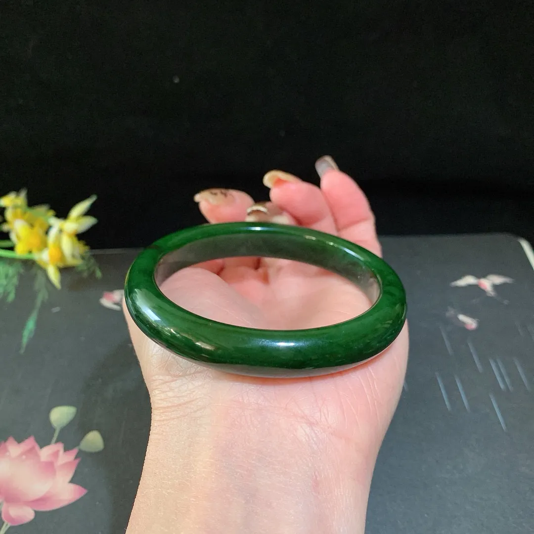和田玉58.5圈口菠菜绿碧玉手镯！玉质细腻油润 底色纯净 无裂无棉 脂粉好，品质高