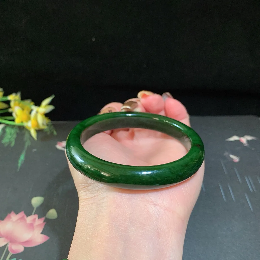 和田玉58.5圈口菠菜绿碧玉手镯！玉质细腻油润 底色纯净 无裂无棉 脂粉好，品质高