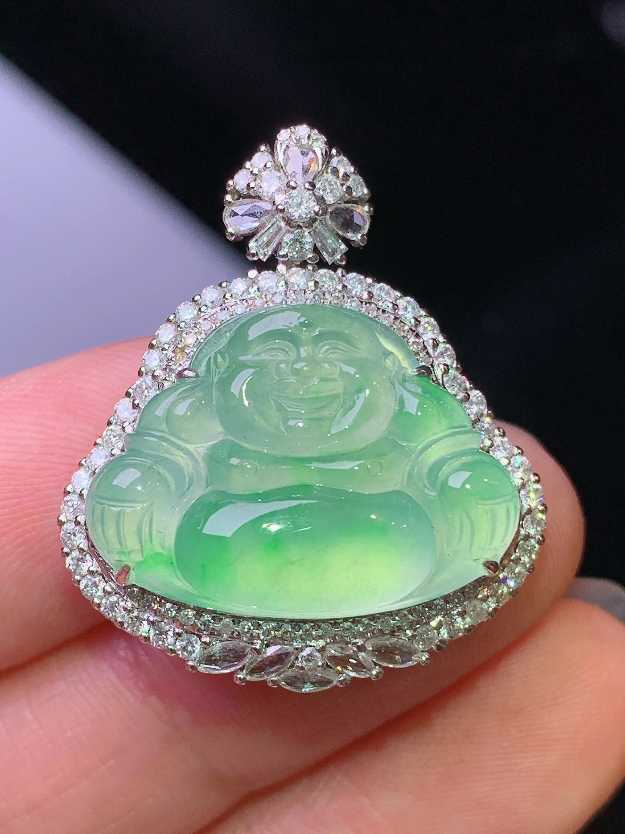 18k金钻镶嵌翠绿佛公吊坠 玉质细腻 色泽清新艳丽 整体尺寸28*23.8*9.8