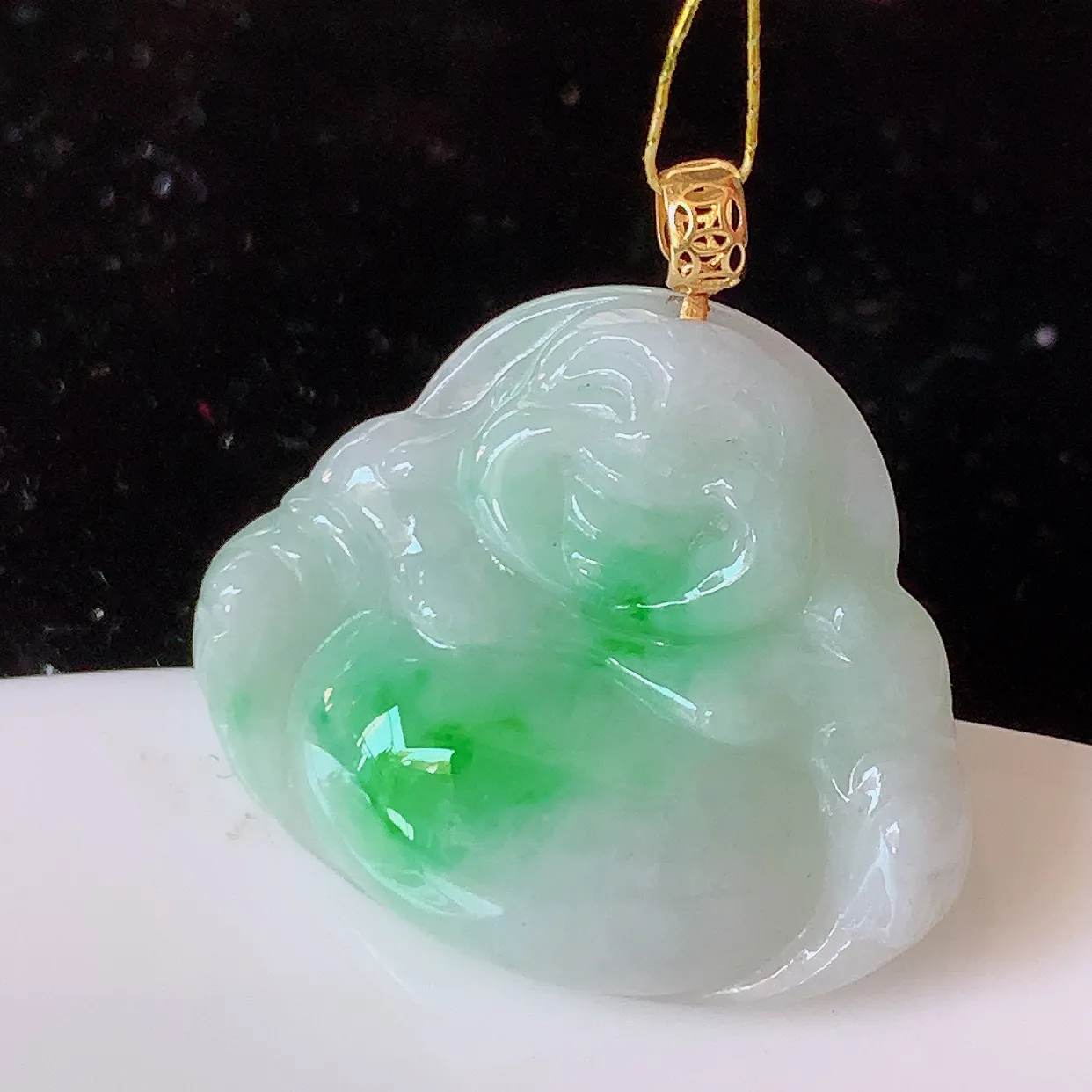 18k金镶嵌水润飘绿翡翠佛公吊坠，款式新颖时尚，日常百搭的款。清秀高雅，佩戴优雅高贵！#35.16