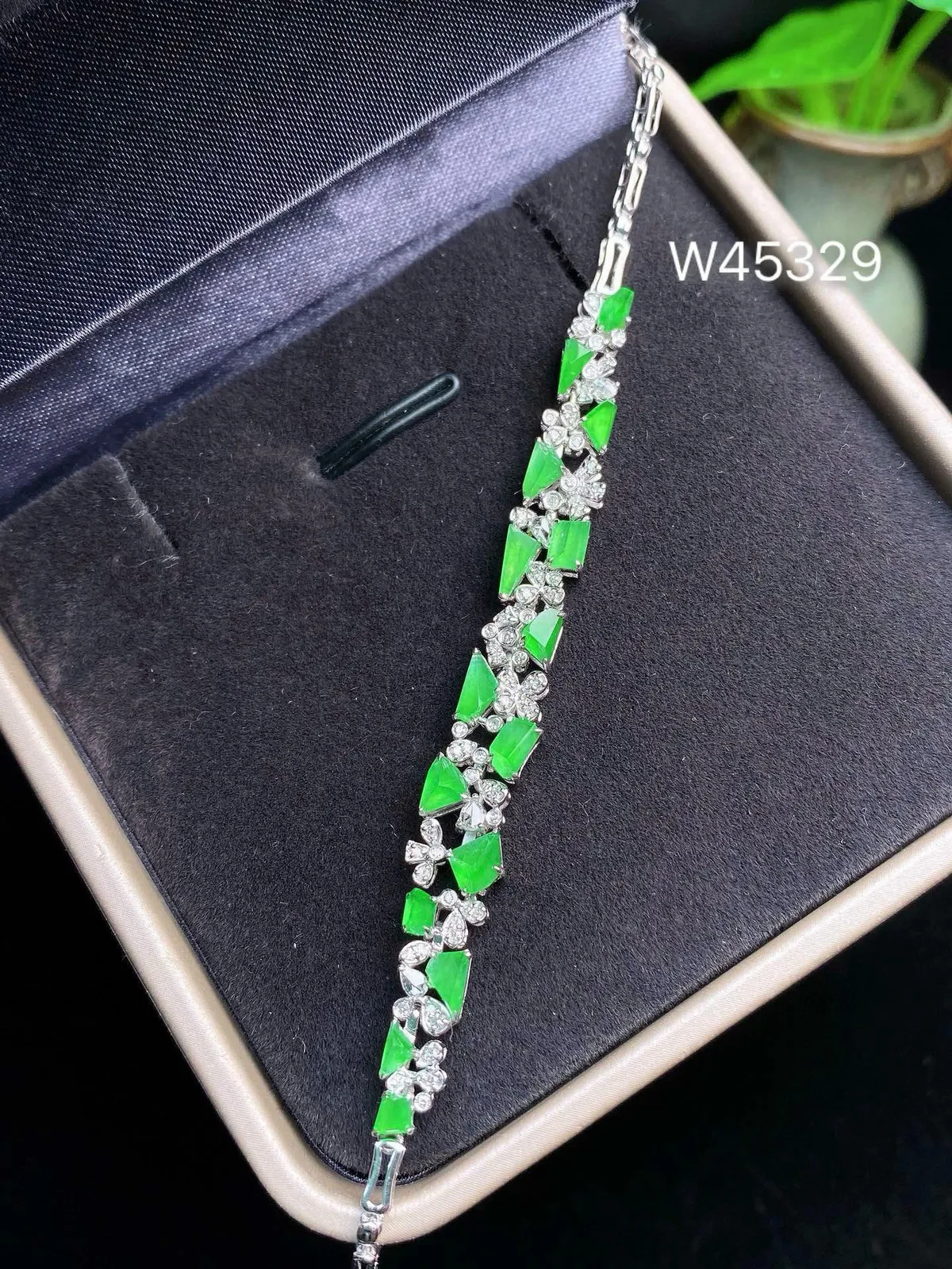 【冰种满绿随形镶嵌手链】颗颗冰透，饱满圆润，光泽闪耀，流行款，18K金搭配，裸石尺寸4.6*3*2.