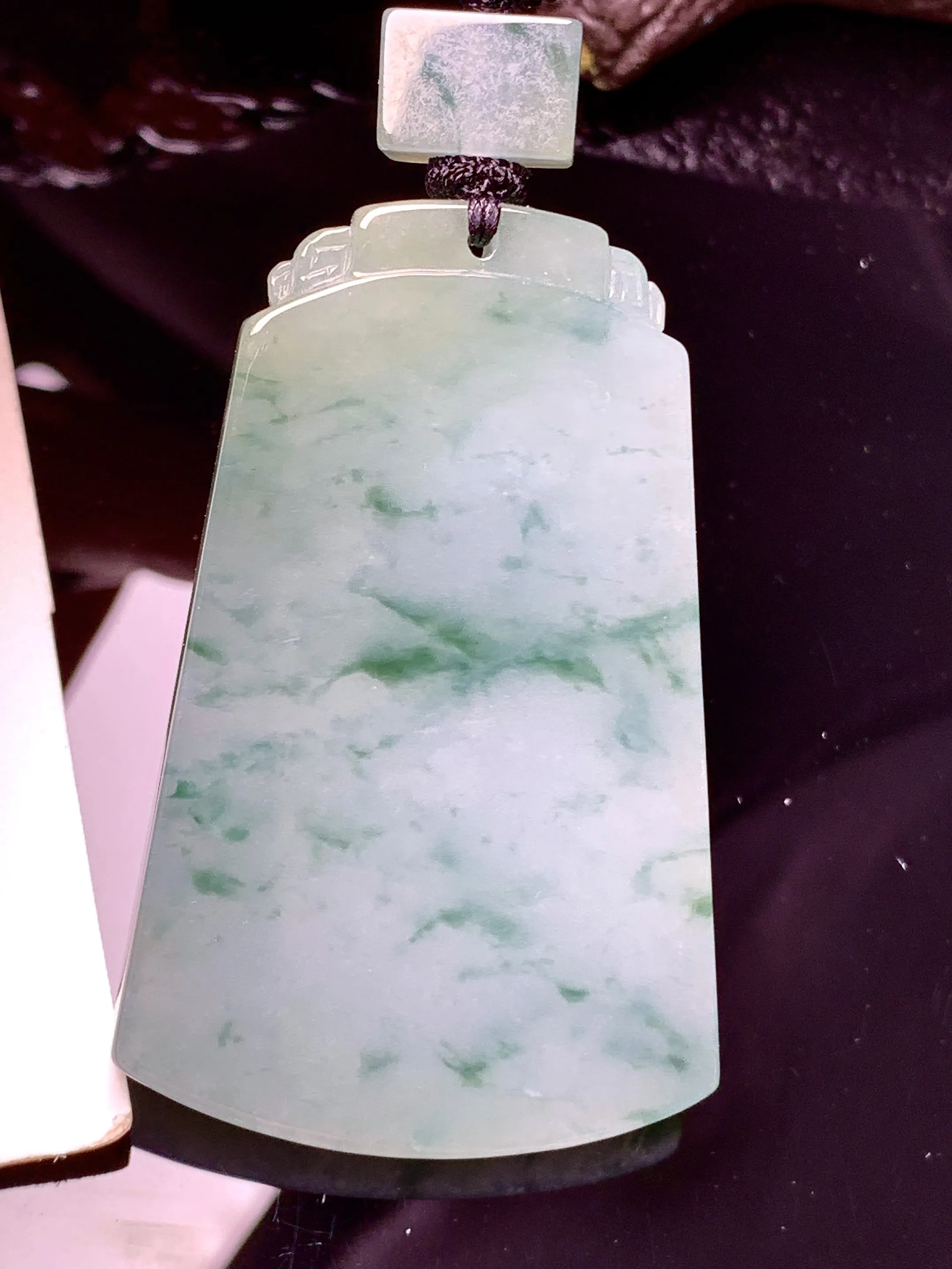 飘绿无事牌吊坠 玉质细腻 色泽清新艳丽 整体尺寸53.8*34.7*5.7