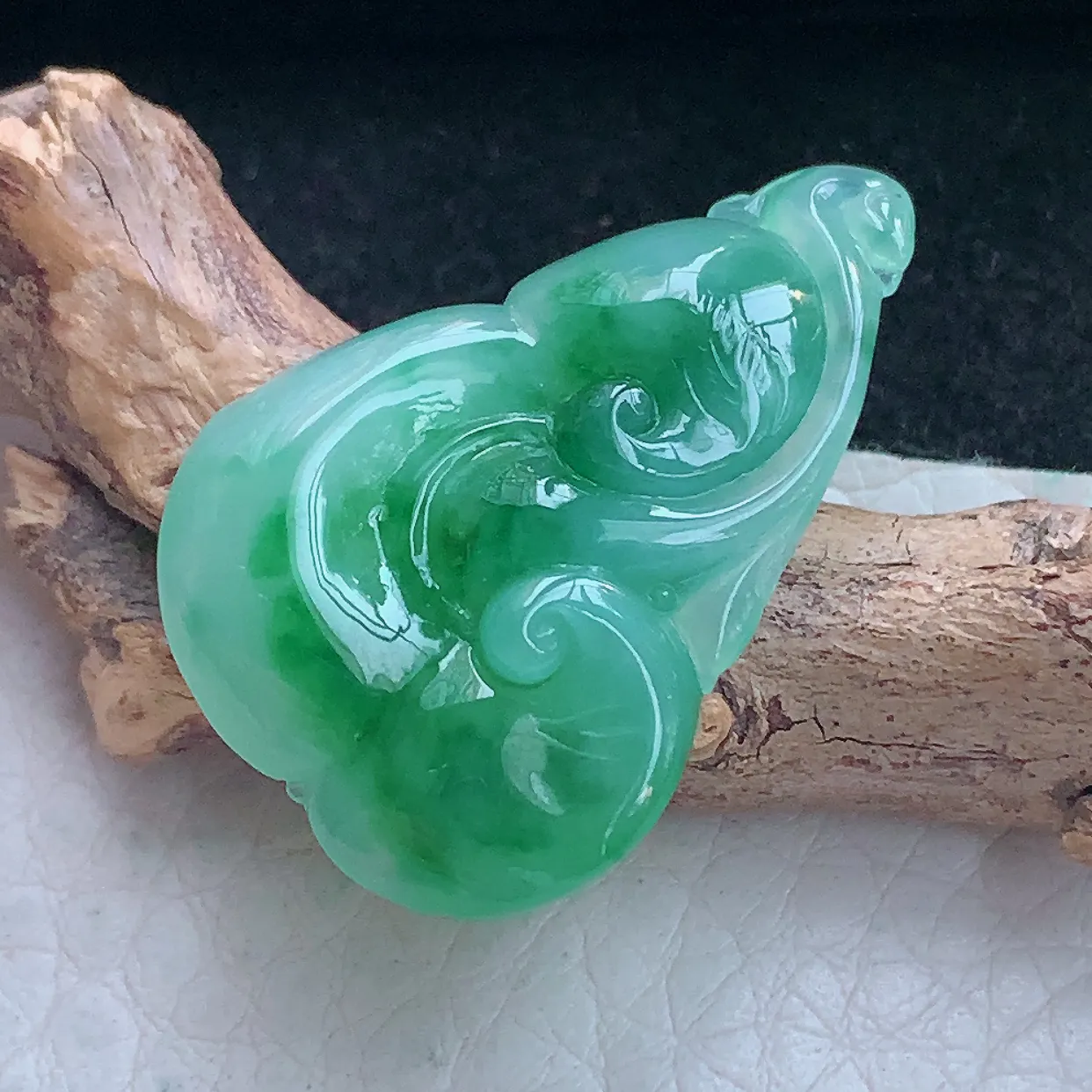 lz自然光31*20.8*6.2缅甸翡翠精雕冰绿祥云如意玉吊坠 玉挂件