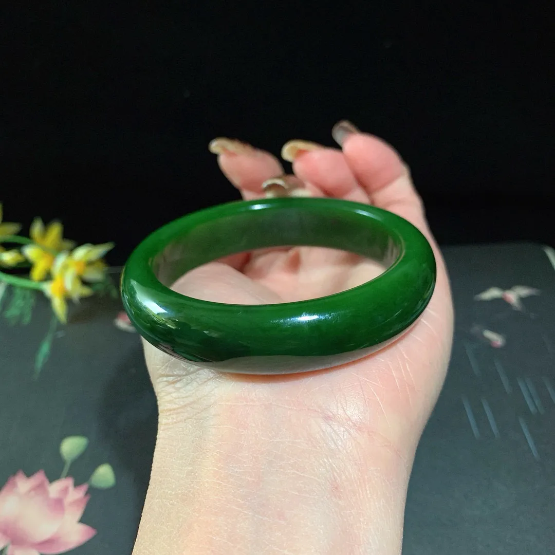 和田玉56.5圈口菠菜绿碧玉宽条手镯！玉质细腻油润 底色纯净 无裂无杂 脂粉好，品质高