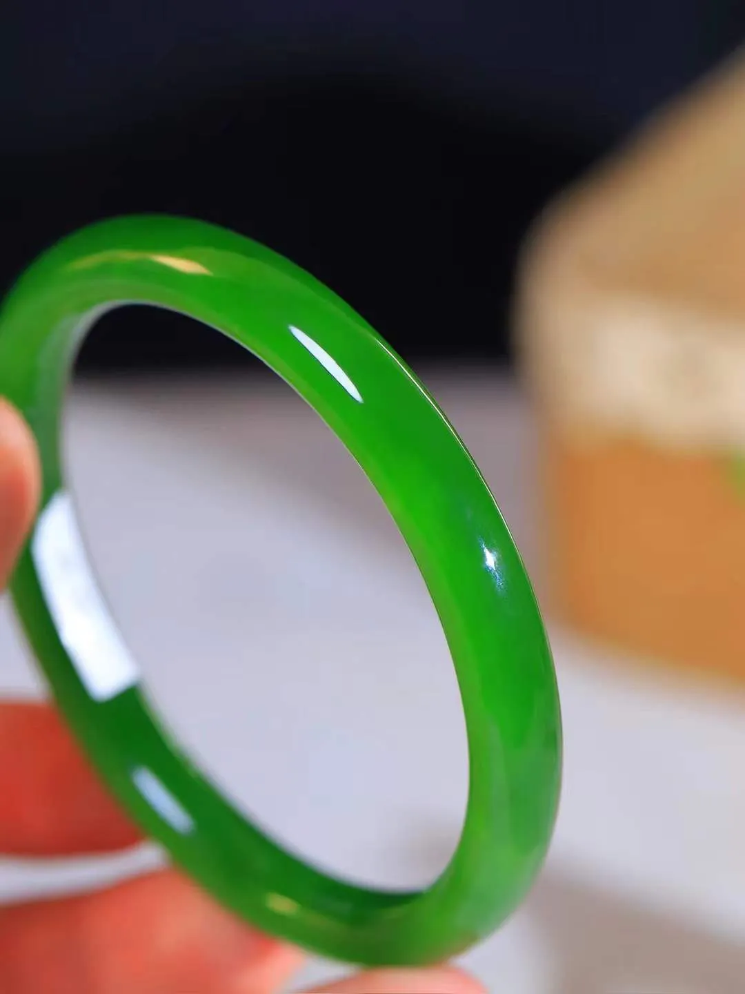 【温润如心.镯】

收藏传家级臻品️和田玉碧玉手镯，精选上等碧玉料，色泽清透，质地细腻。佩戴它，感受千年玉文化的温润与优雅，愿它为您带来平安与幸福。重33.7克  尺寸60-8.5-7.5mm  101201811A