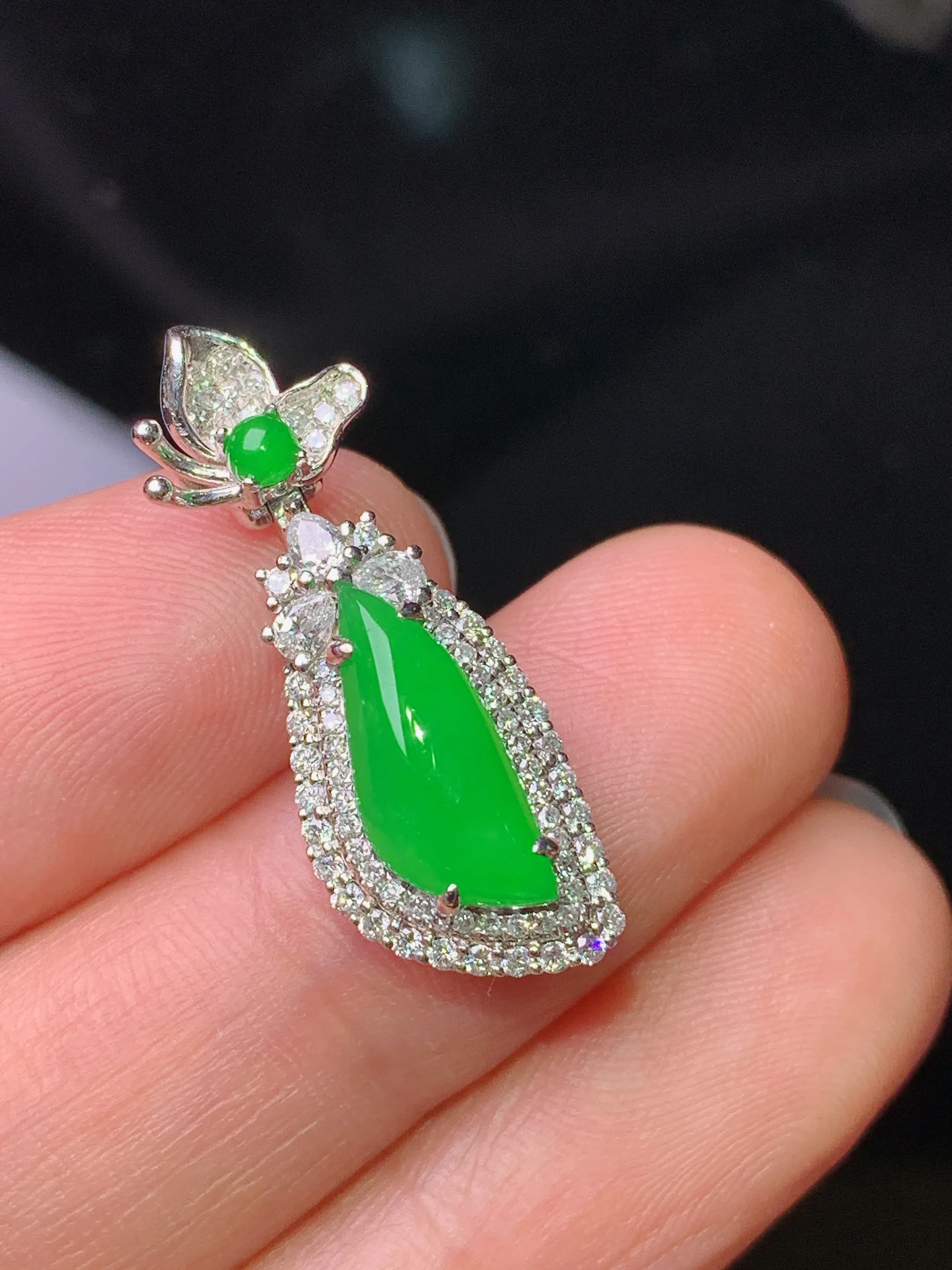 18k金钻镶嵌满绿随形吊坠 玉质细腻 色泽清新艳丽 整体尺寸26.6*9.8*7.2