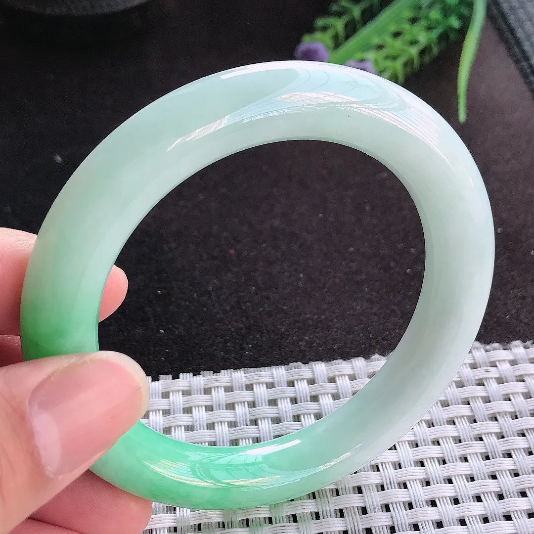 天然A货翡翠55.8/11.2/10.8老坑精美冰润飘阳绿圆条手镯玉镯