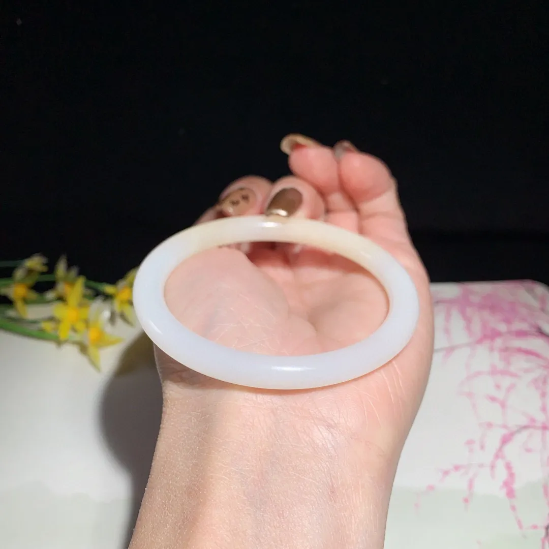 和田玉55圈口藕粉色手镯！圈口55宽7.3玉质细腻油润 底色纯净 无裂无杂 脂粉好，品质高