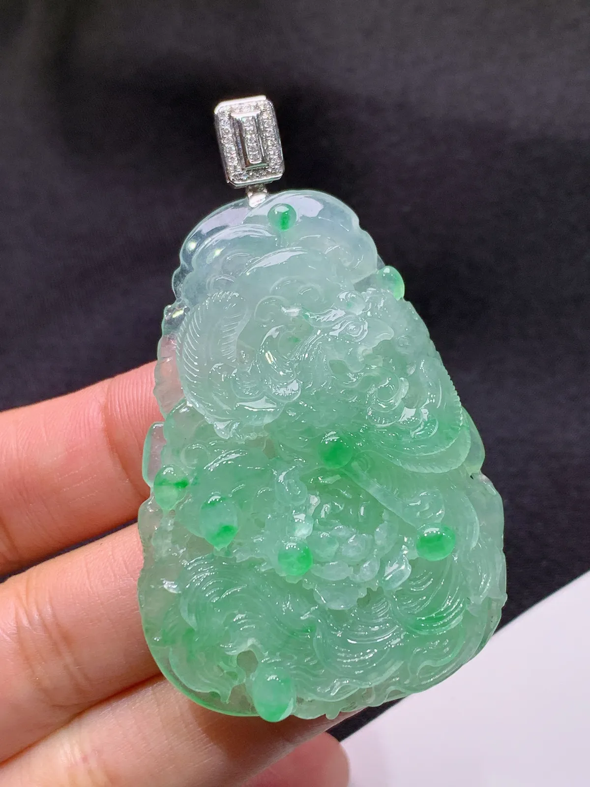 冰飘绿凤凰吊坠，雕工精湛，18k金扣头，冰润细腻，种水足 Hx 尺寸52.2*38.1*9