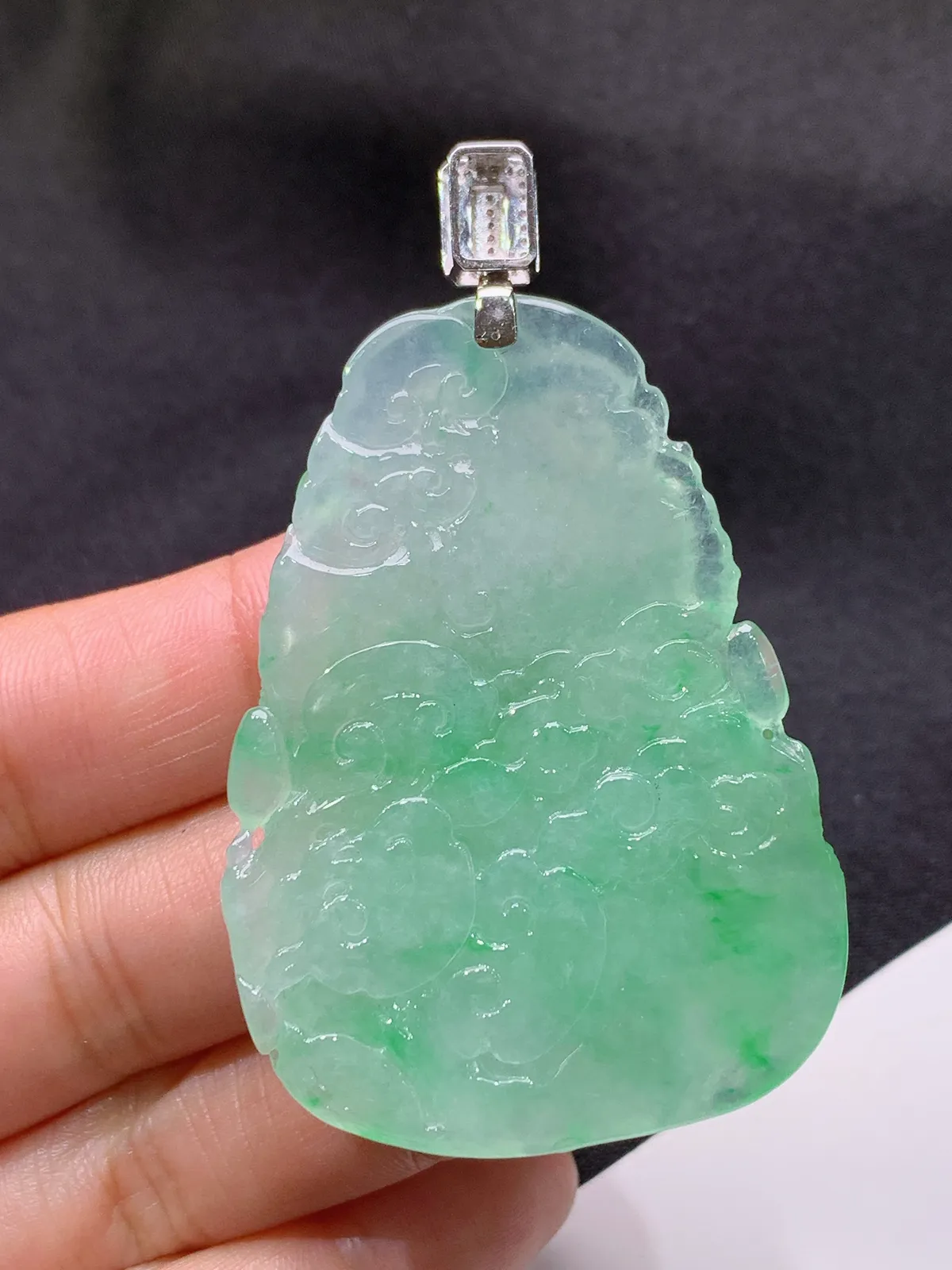 冰飘绿凤凰吊坠，雕工精湛，18k金扣头，冰润细腻，种水足 Hx 尺寸52.2*38.1*9