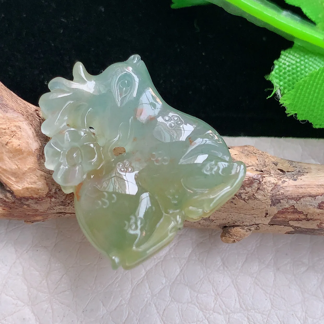 Lz实拍25*20.8*6天然缅甸翡翠冰黄小梅花鹿吊坠 福禄玉坠