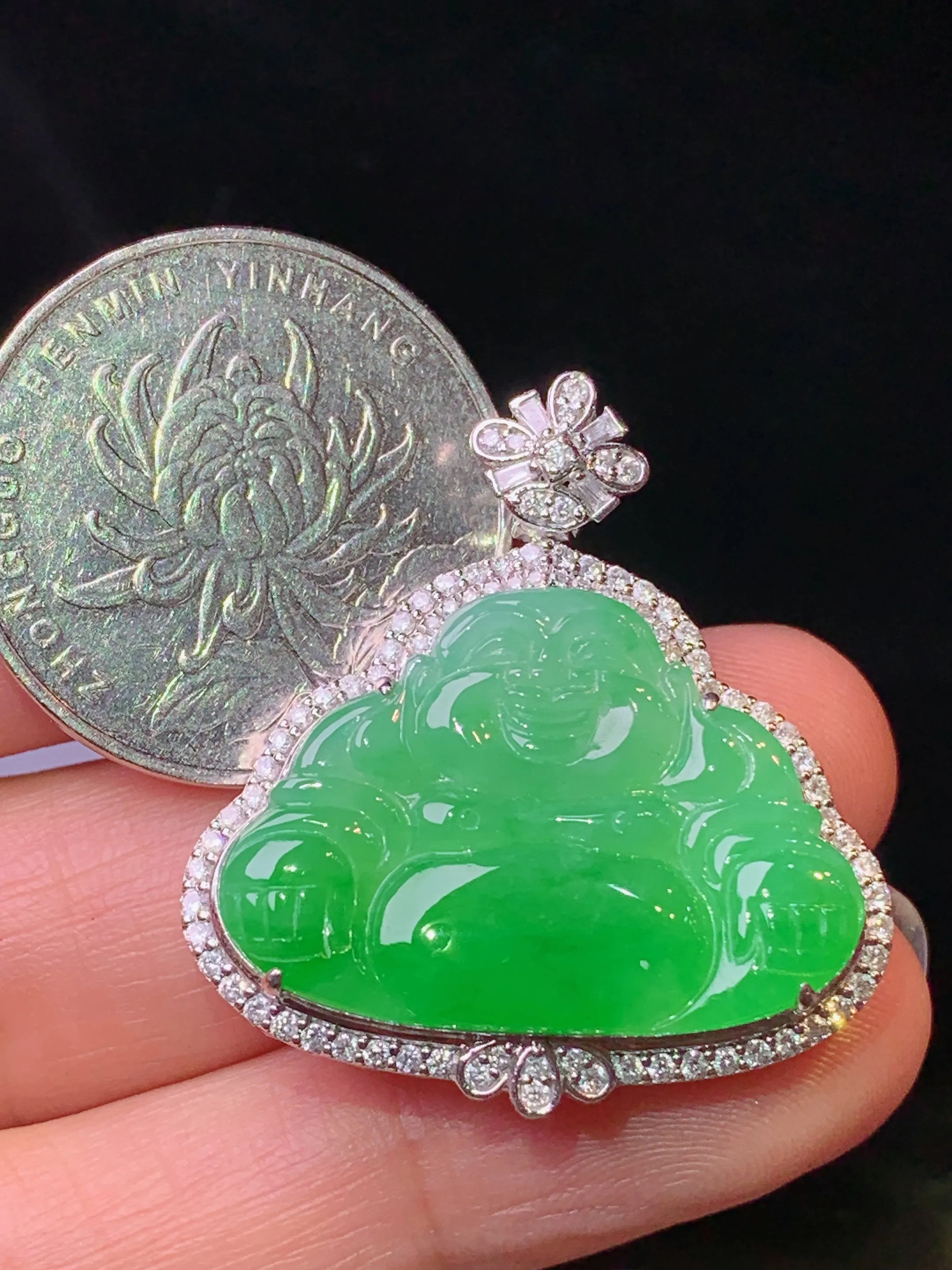 18k金钻镶嵌翠绿佛公吊坠 玉质细腻 色泽清新艳丽 整体尺寸32.5*30*7.5