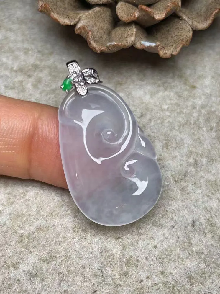 冰种如意吊坠、真金真钻镶嵌，种水好，玉质细腻 .裸石尺寸 28.0*17.8