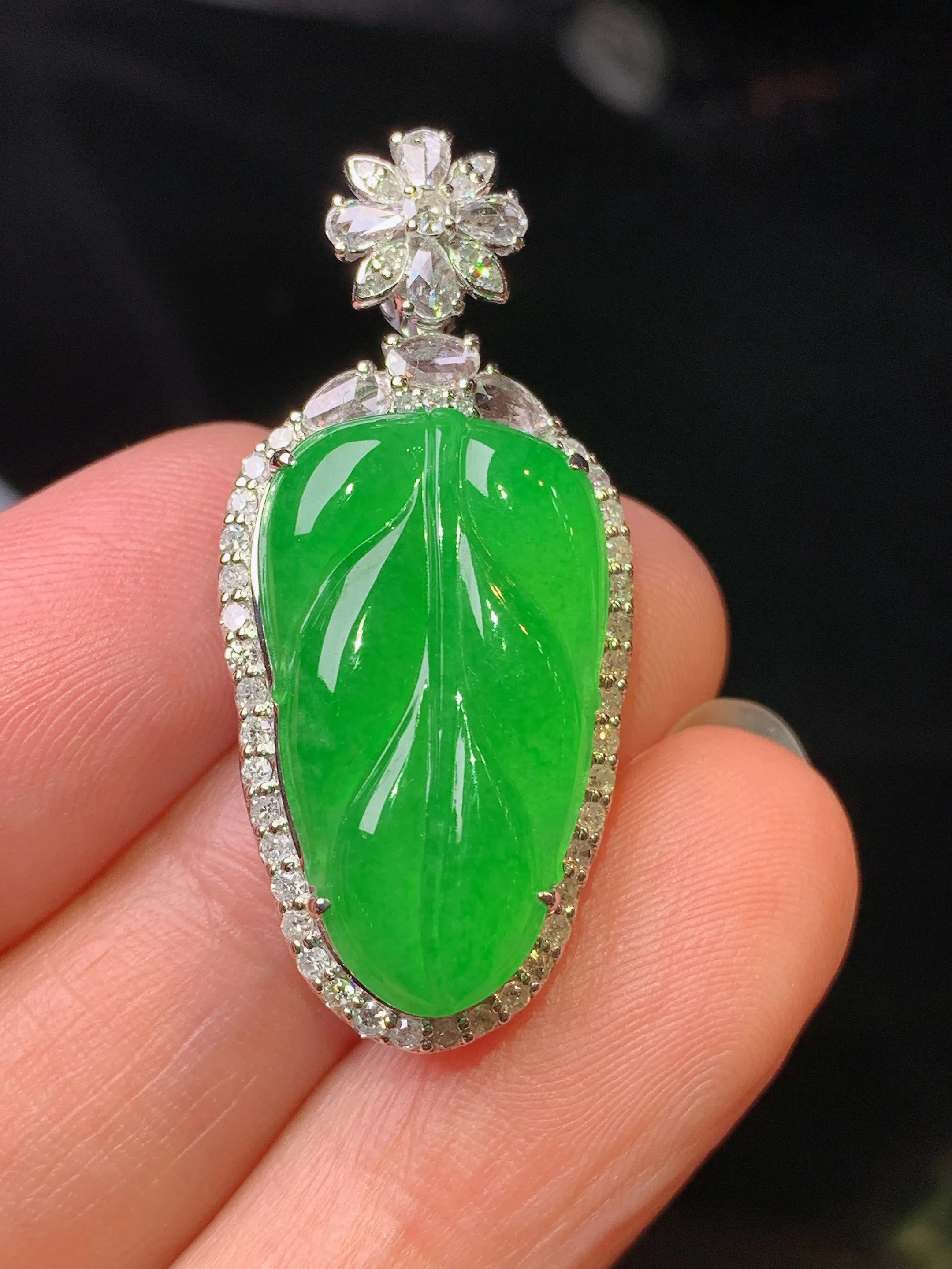 18k金钻镶嵌满绿树叶吊坠 玉质细腻 色泽清新艳丽 整体尺寸34.7*16*7.6