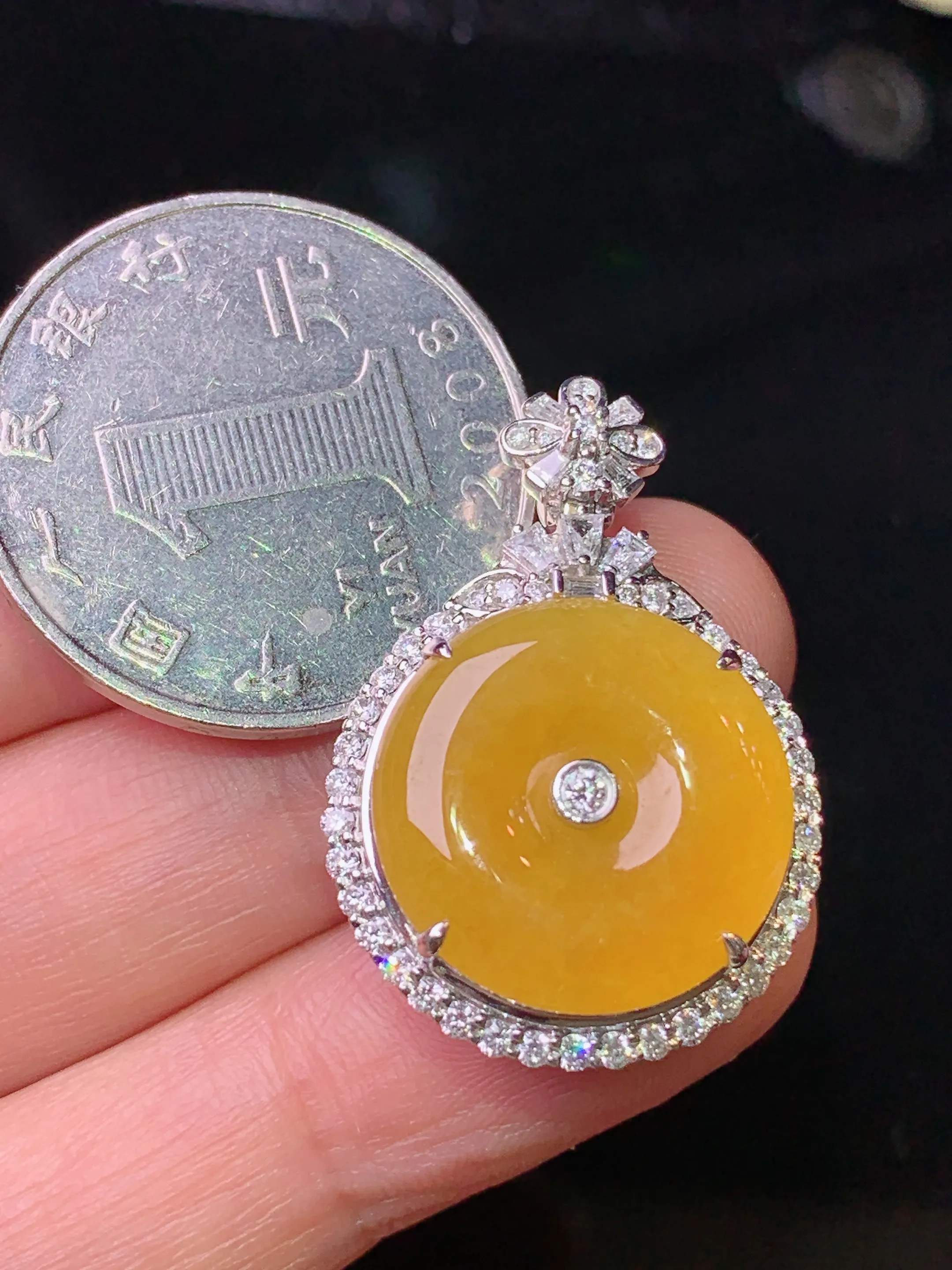 18k金钻镶嵌黄翡平安扣吊坠 玉质细腻 色泽清新艳丽 整体尺寸29.5*20.6*8.2