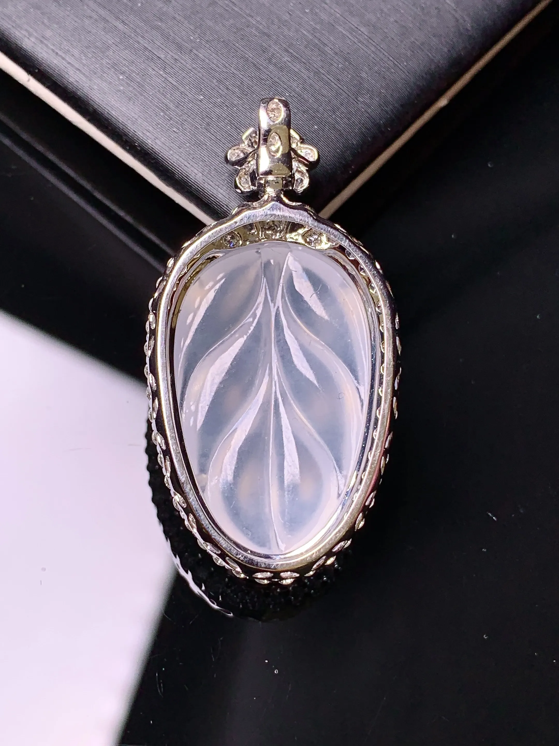 18k金钻镶嵌冰种树叶吊坠 玉质细腻 色泽清新艳丽 整体尺寸35.2*18.6*8.7