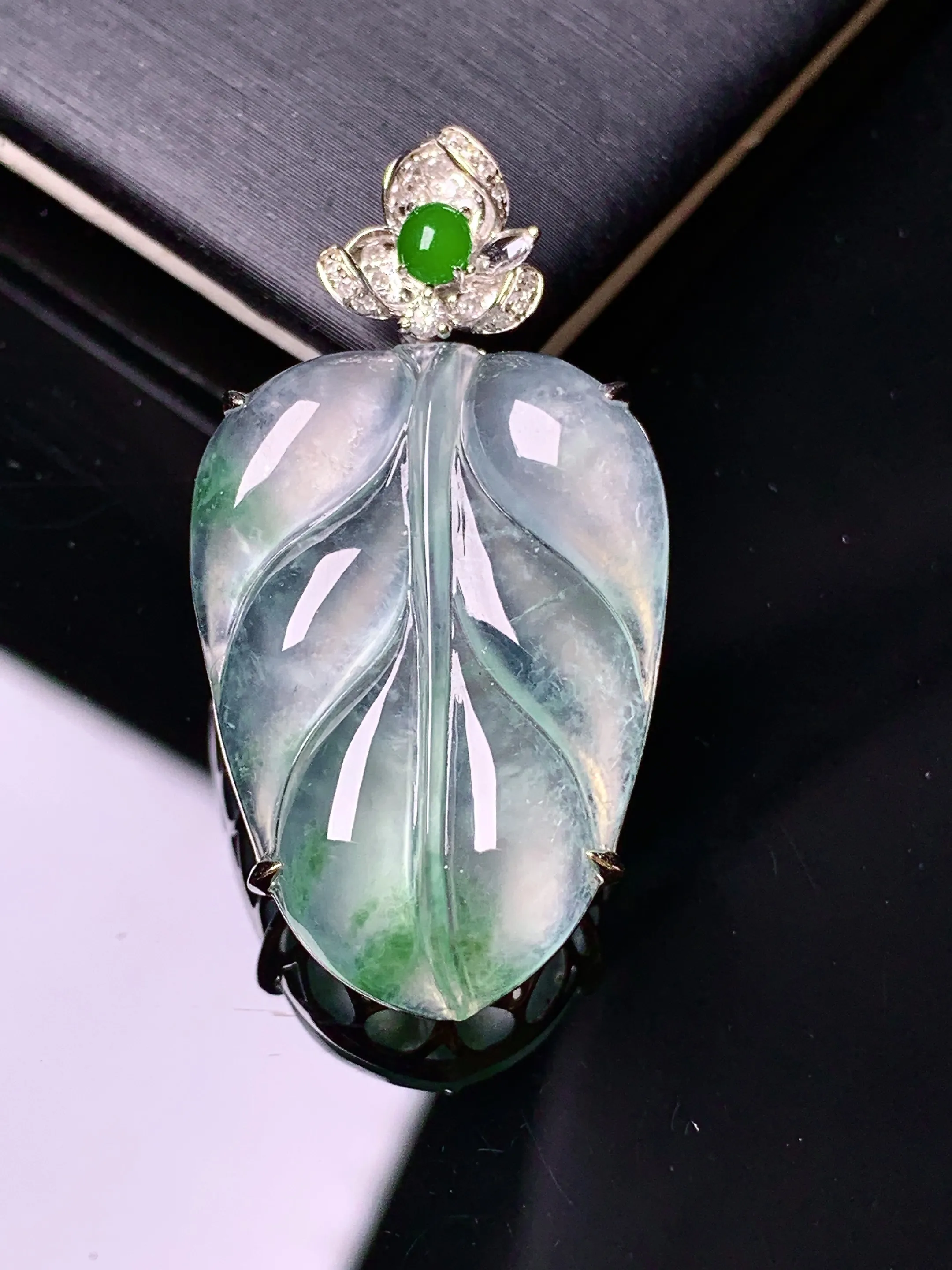 18k金钻镶嵌冰种树叶吊坠 玉质细腻 色泽清新艳丽 整体尺寸36*19*7.2