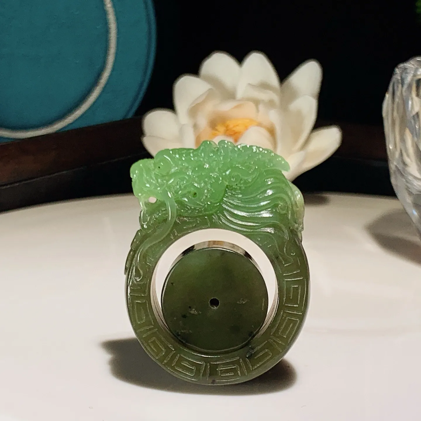 和田玉苹果绿俄罗斯碧玉龙佑一方扳指 内径22尺寸42/33/12重31克。玉质细腻油润。手推出油。品