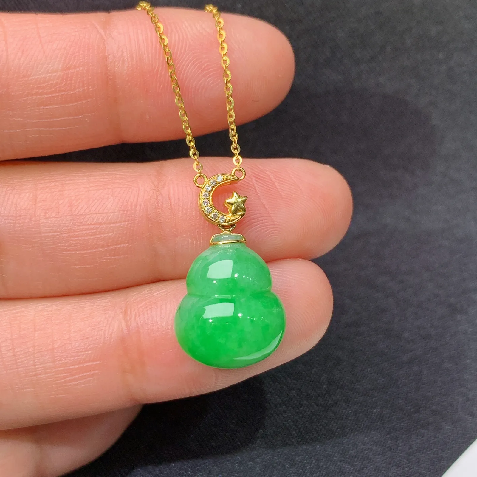 阳绿葫芦锁骨链，简约时尚，18k金镶嵌，冰润色阳，种水足，Be 尺寸13.6*12.1*6