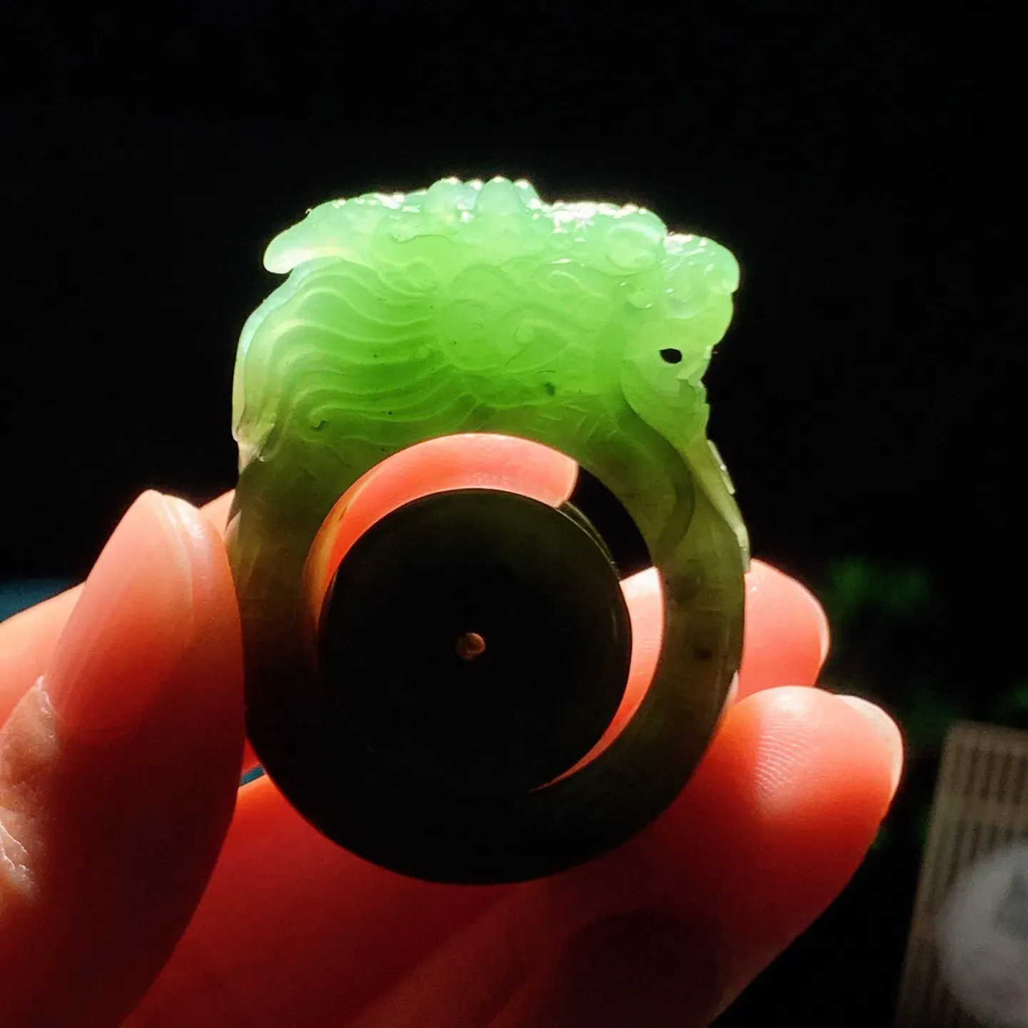 和田玉苹果绿俄罗斯碧玉龙佑一方扳指 内径22尺寸42/33/12重31克。玉质细腻油润。手推出油。品相大气。lt251218