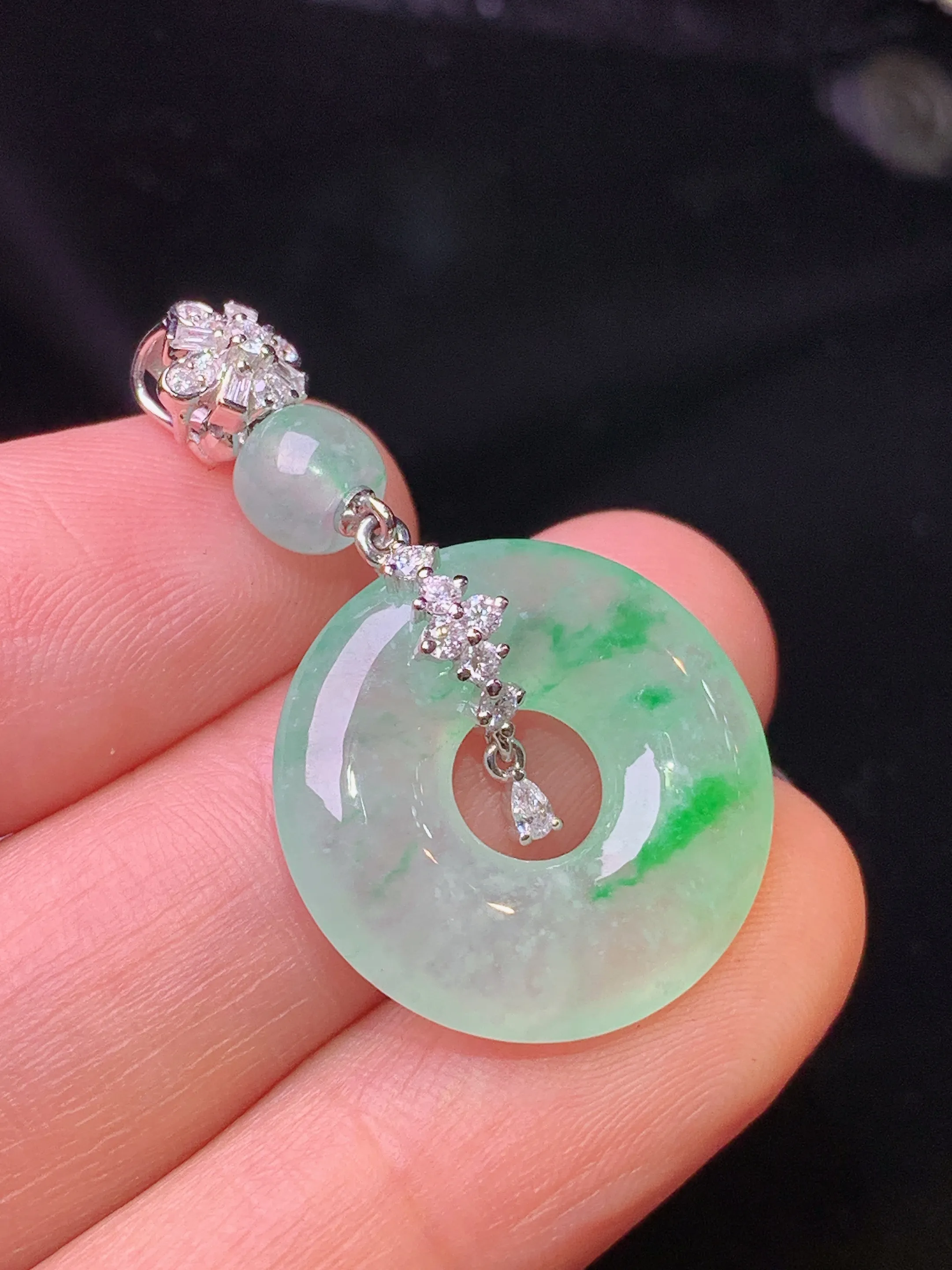 18k金钻镶嵌飘绿平安环吊坠 玉质细腻 色泽清新艳丽 整体尺寸34.6*19.6*4