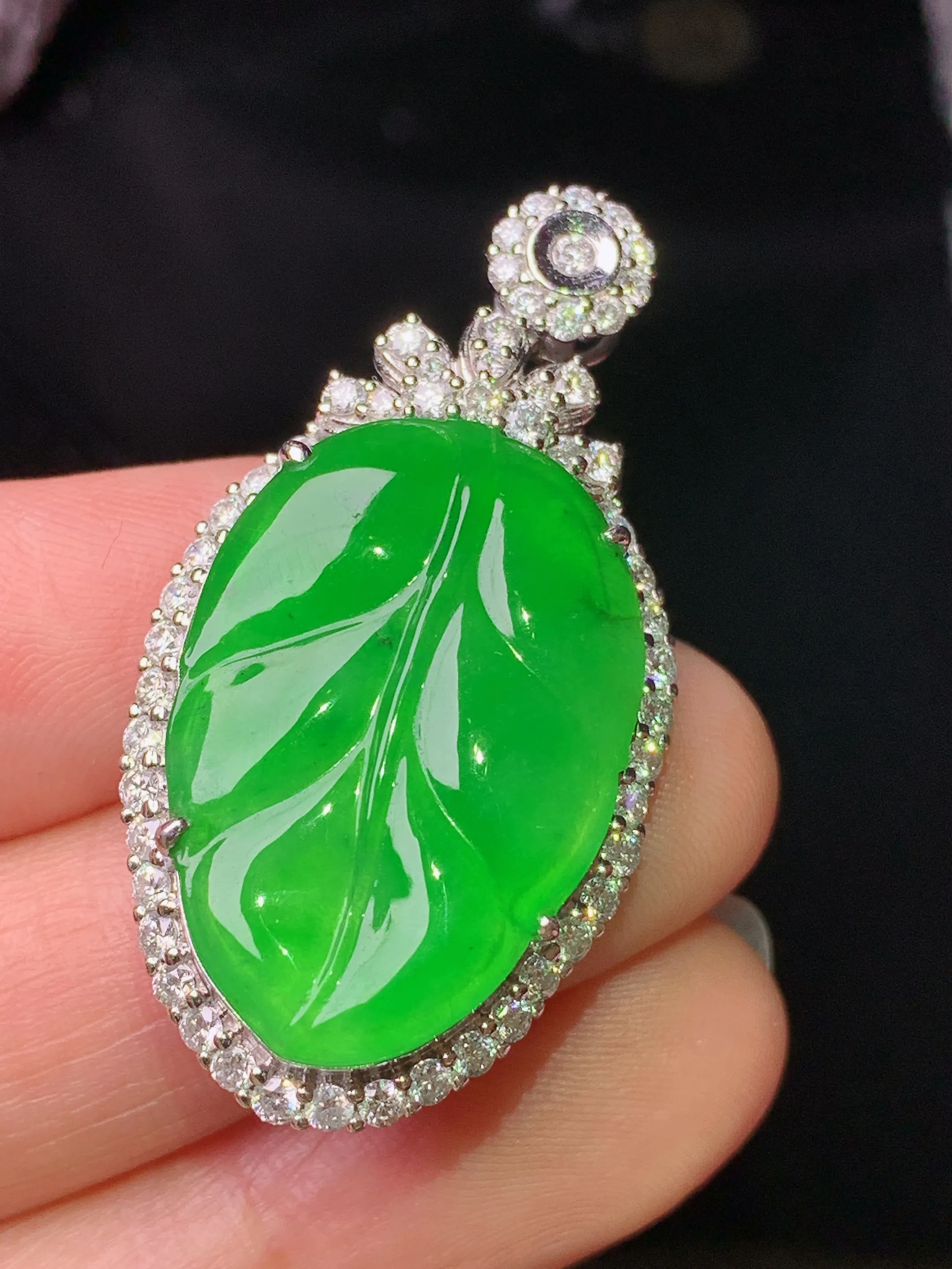 18k金钻镶嵌满绿树叶吊坠 玉质细腻 色泽清新艳丽 整体尺寸39.7*20.8*9.8