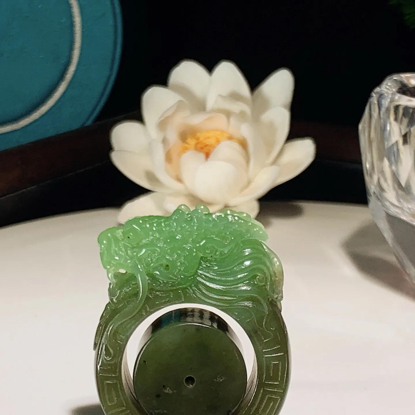 和田玉苹果绿俄罗斯碧玉龙佑一方扳指 内径22尺寸42/33/12重31克。玉质细腻油润。手推出油。品