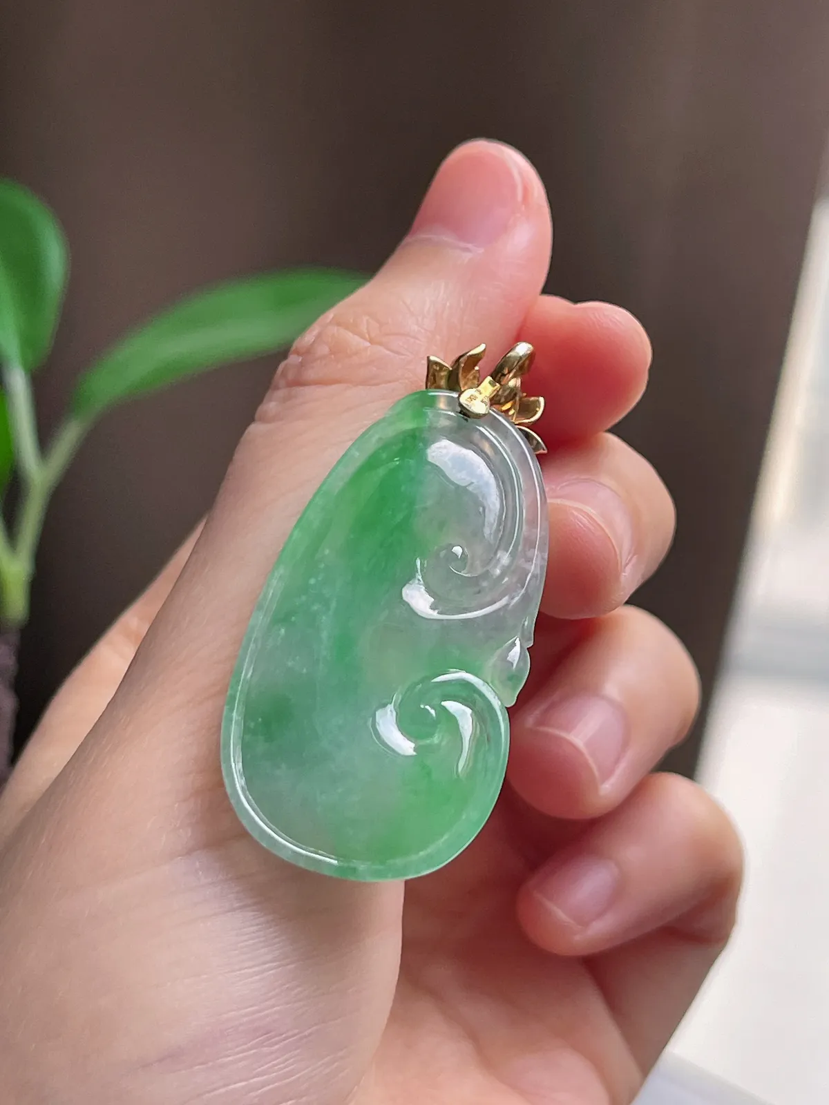 18k金镶嵌翡翠冰糯种飘绿如意