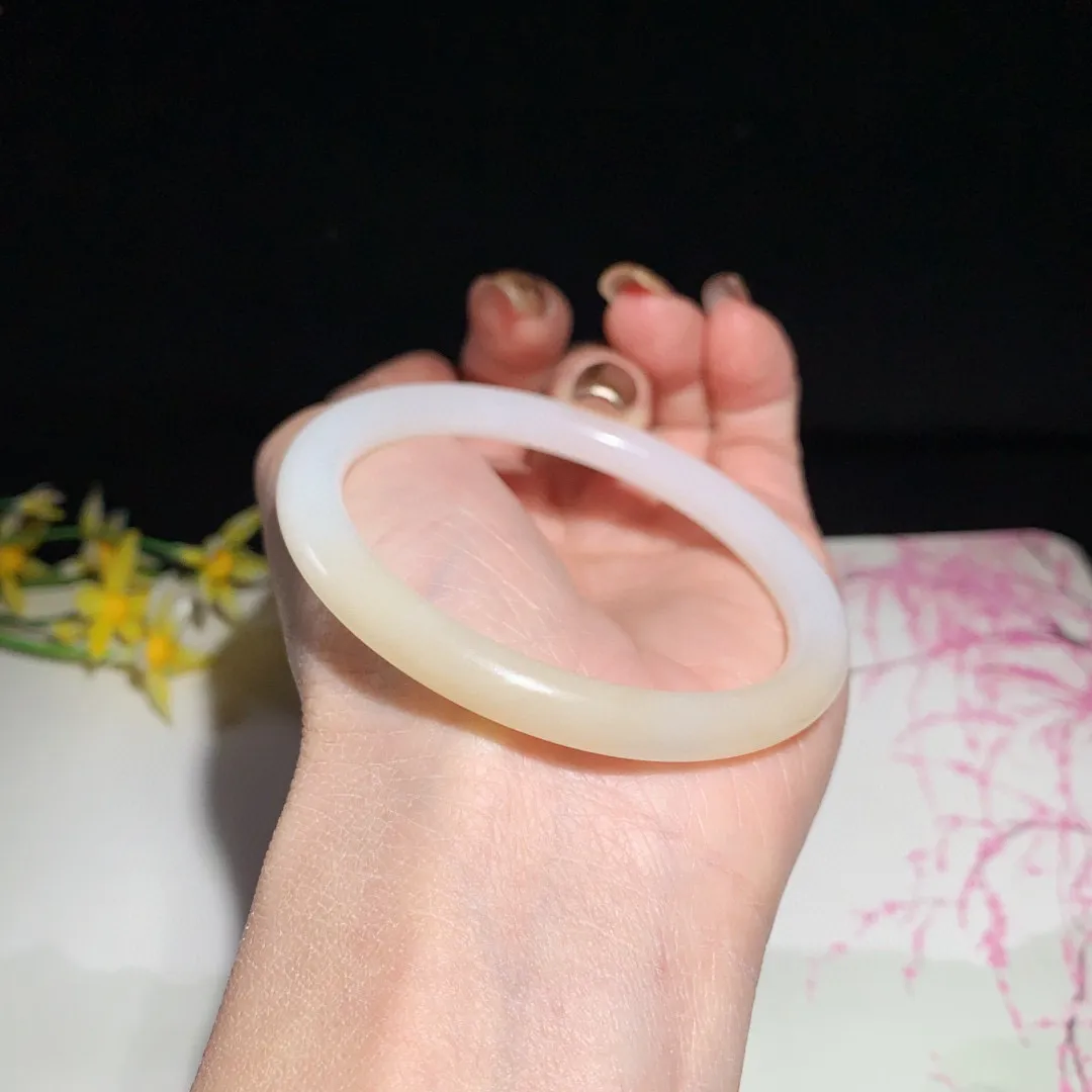 和田玉55圈口藕粉色手镯！圈口55宽7.3玉质细腻油润 底色纯净 无裂无杂 脂粉好，品质高