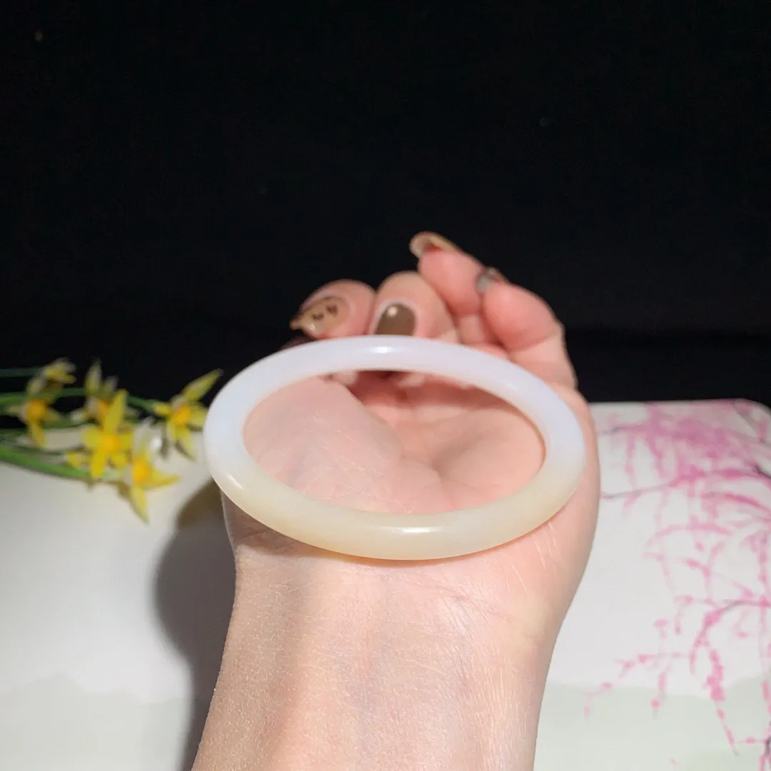 和田玉55圈口藕粉色手镯！圈口55宽7.3玉质细腻油润 底色纯净 无裂无杂 脂粉好，品质高