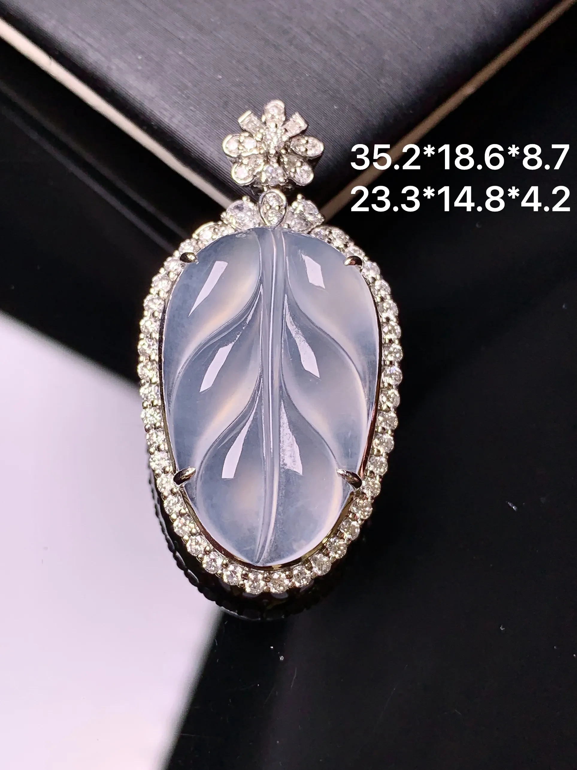 18k金钻镶嵌冰种树叶吊坠 玉质细腻 色泽清新艳丽 整体尺寸35.2*18.6*8.7