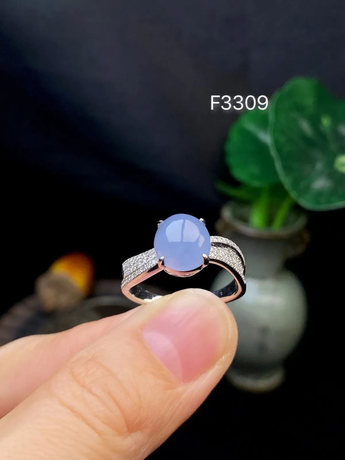 【冰种紫蛋面戒指】质地细腻，饱满度很好，晶莹剔透，18k金钻镶嵌，裸石尺寸8.8*8*4.9毫米