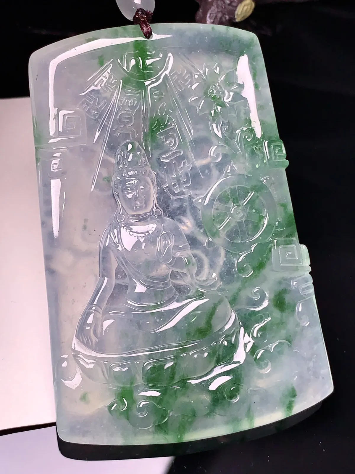 冰种飘绿观音菩萨吊坠 玉质细腻 色泽清新艳丽 整体尺寸66.2*45*6.3