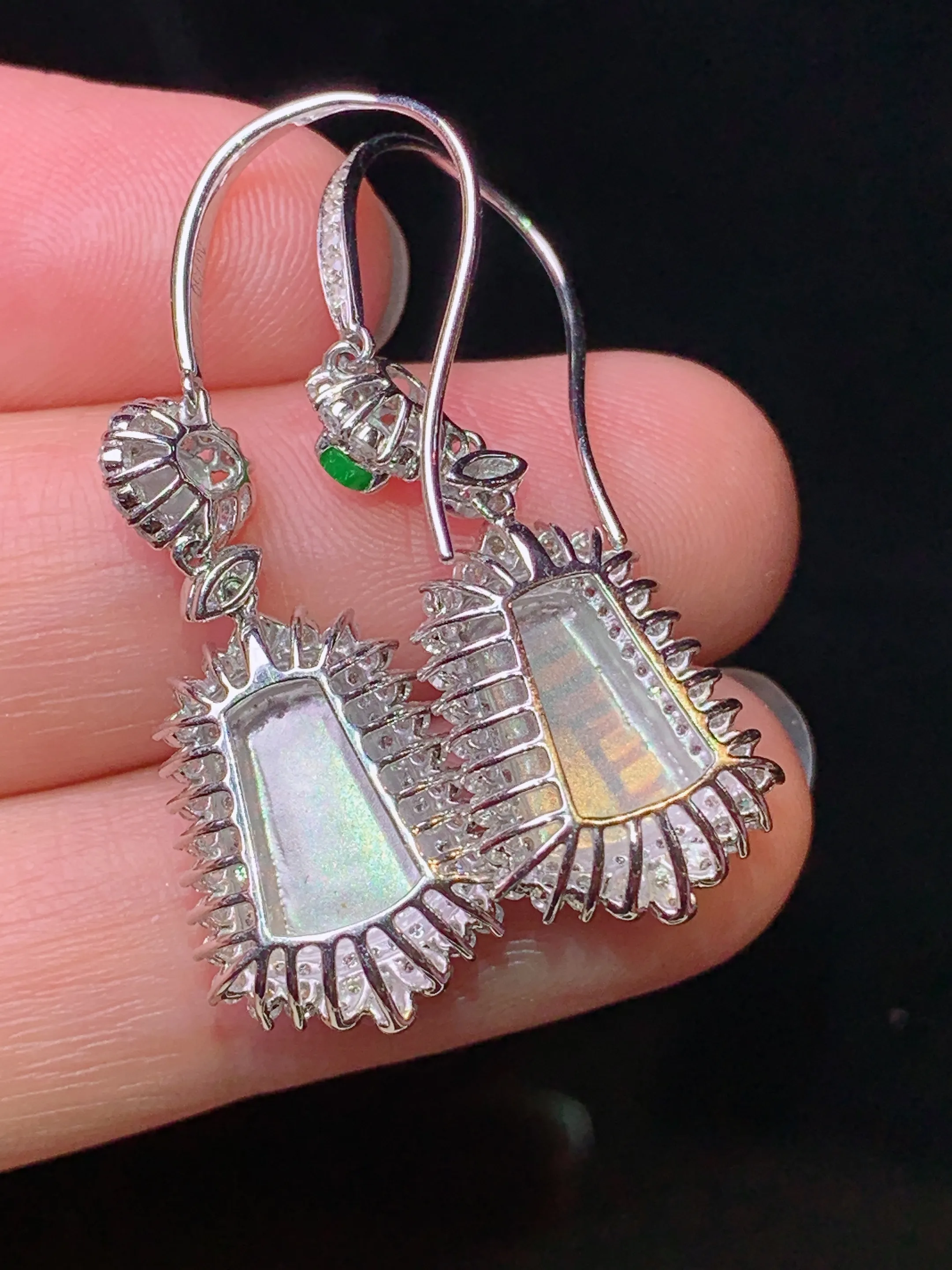 18k金钻镶嵌满绿无事牌耳坠 玉质细腻  色泽清新艳丽 整体尺寸39*12.3*6