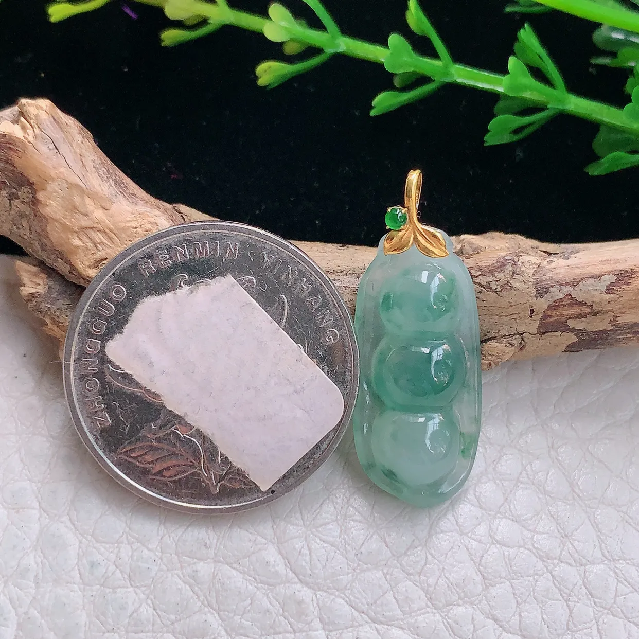 Lz实拍29.2*11.2*5.5天然缅甸翡翠冰飘花福豆吊坠 镶18k金扣四季豆玉坠