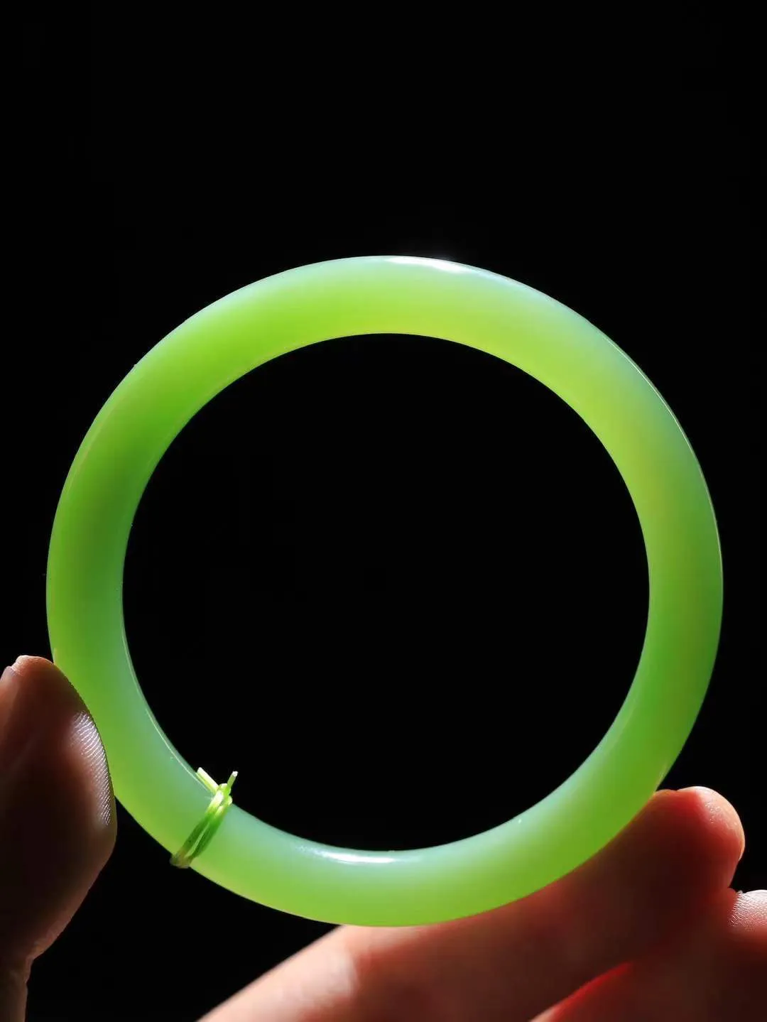 （温柔雅致.手镯）

收藏传家级臻品️和田玉碧玉猫眼圆条手镯。镯型饱满，温润细腻，脂润沁香。️执一卷书，沏一盏茶，着一袭裙，戴一只镯。淡淡浅笺，素心若兰，静赏玉中诗画。悠悠岁月，芊手轻摘，盛满诗样芳华。重31.5克   尺寸55-8.5-8mm    FDA-321201800