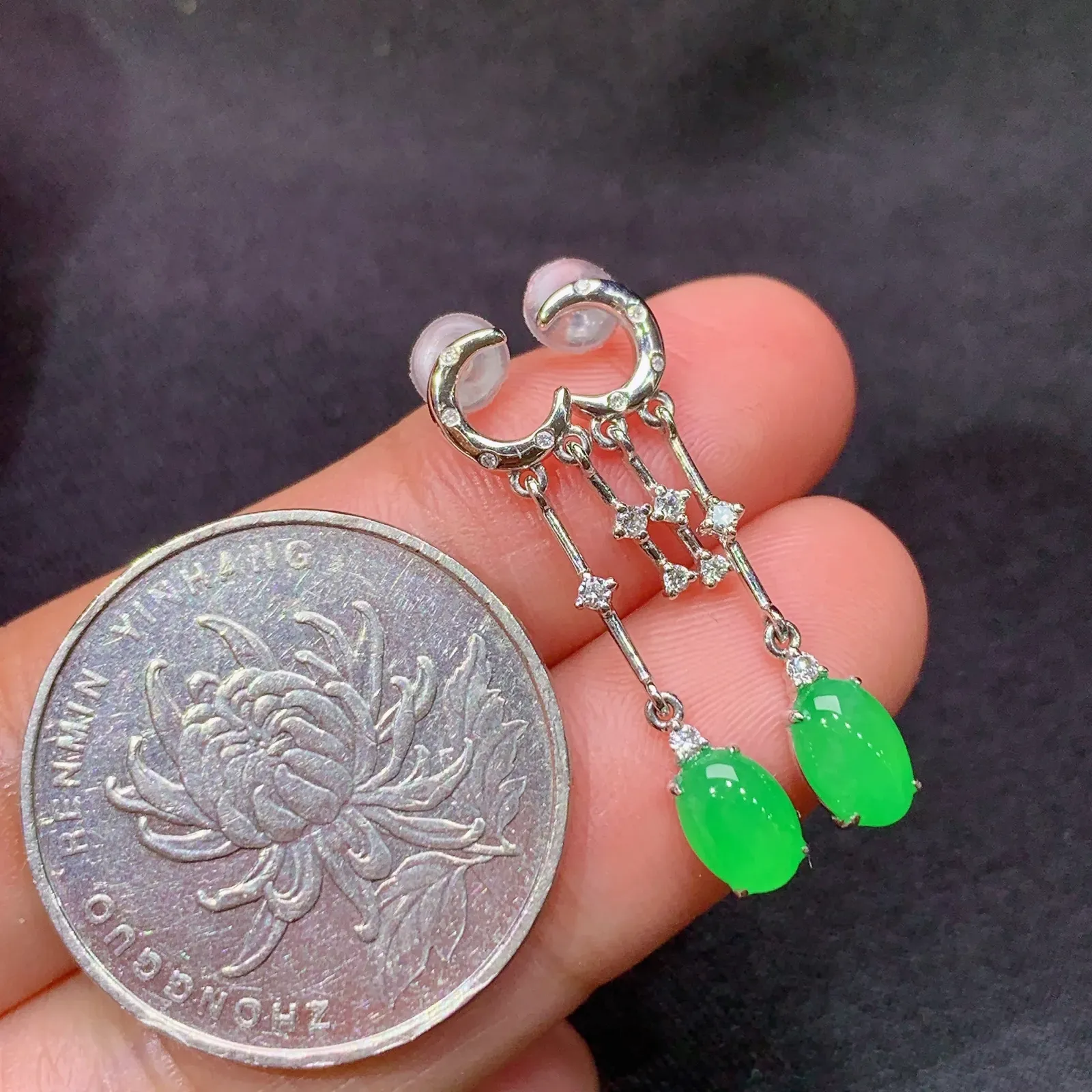 阳绿蛋面耳坠，18k金镶嵌，款式新颖，冰润色阳，种水足，Dd 尺寸6.3*4.3*2.2